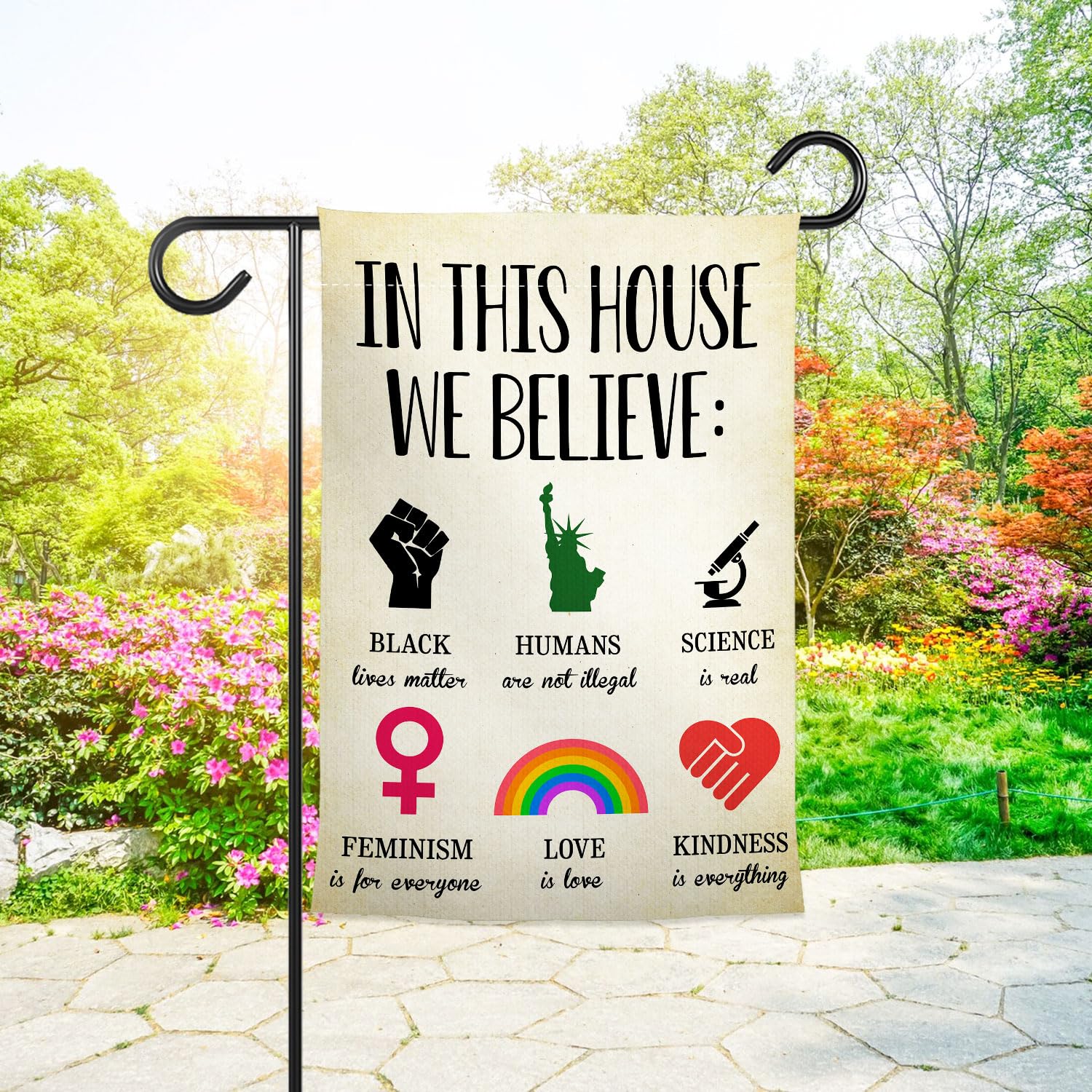 Pride Gartenflagge 'In Diesem Haus Glauben Wir' – 30,5x45,7 Cm, Doppelseitig, Wetterfest