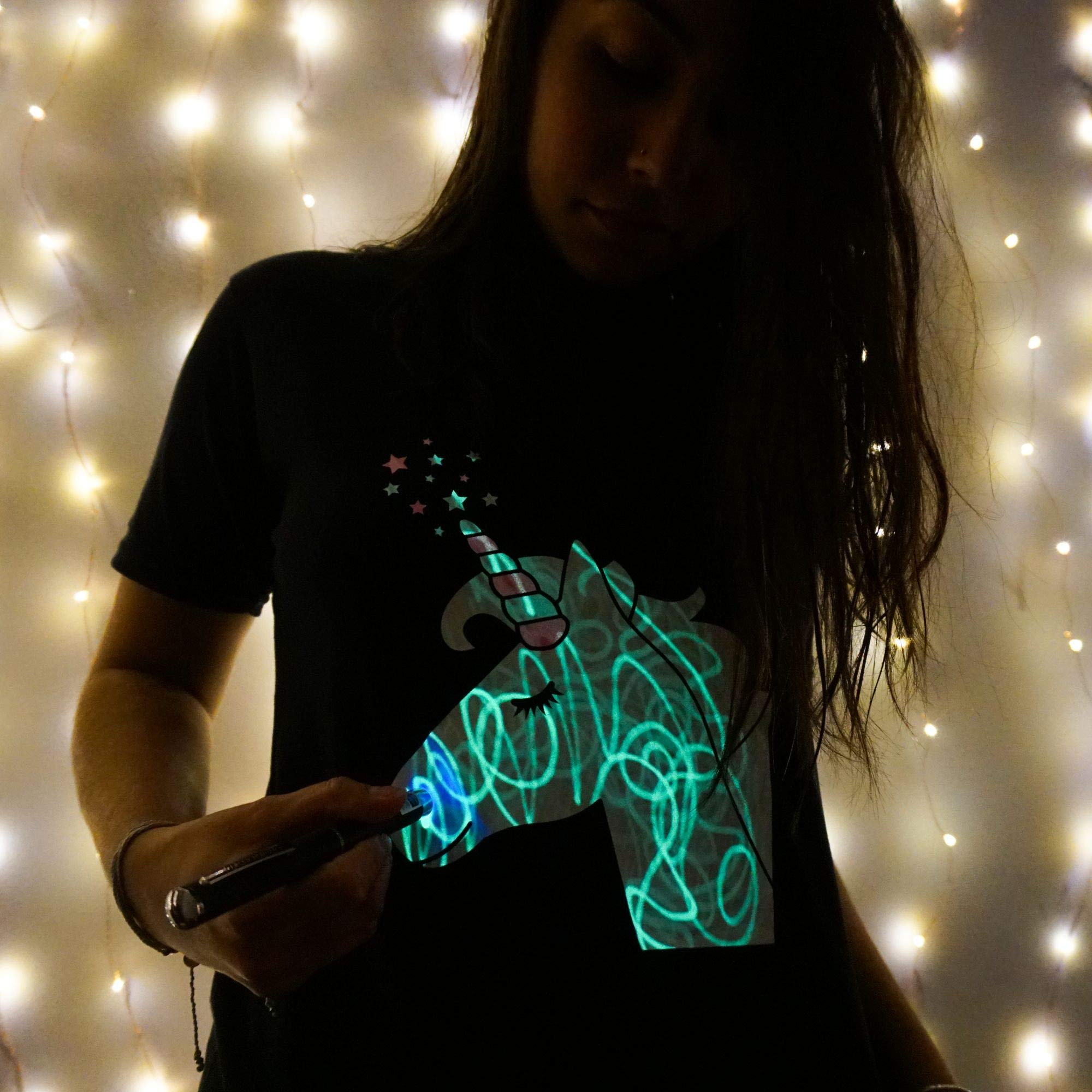Illuminated Apparel Oryginalna interaktywna koszulka świecąca w ciemności - zabawa na przyjęcia urodzinowe i festiwale
