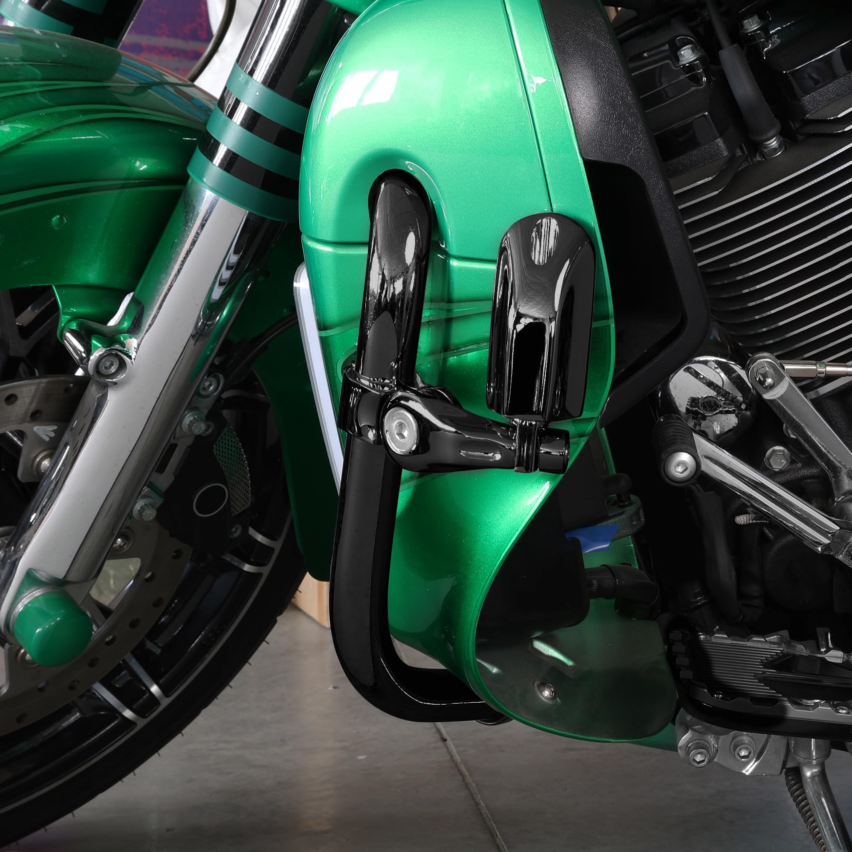 TCMT Kit di montaggio per pedane Highway adatto per Harley Road King Street Glide Road Glide Electra Glide Softail Sportster Dyna con protezioni motore da 1,25