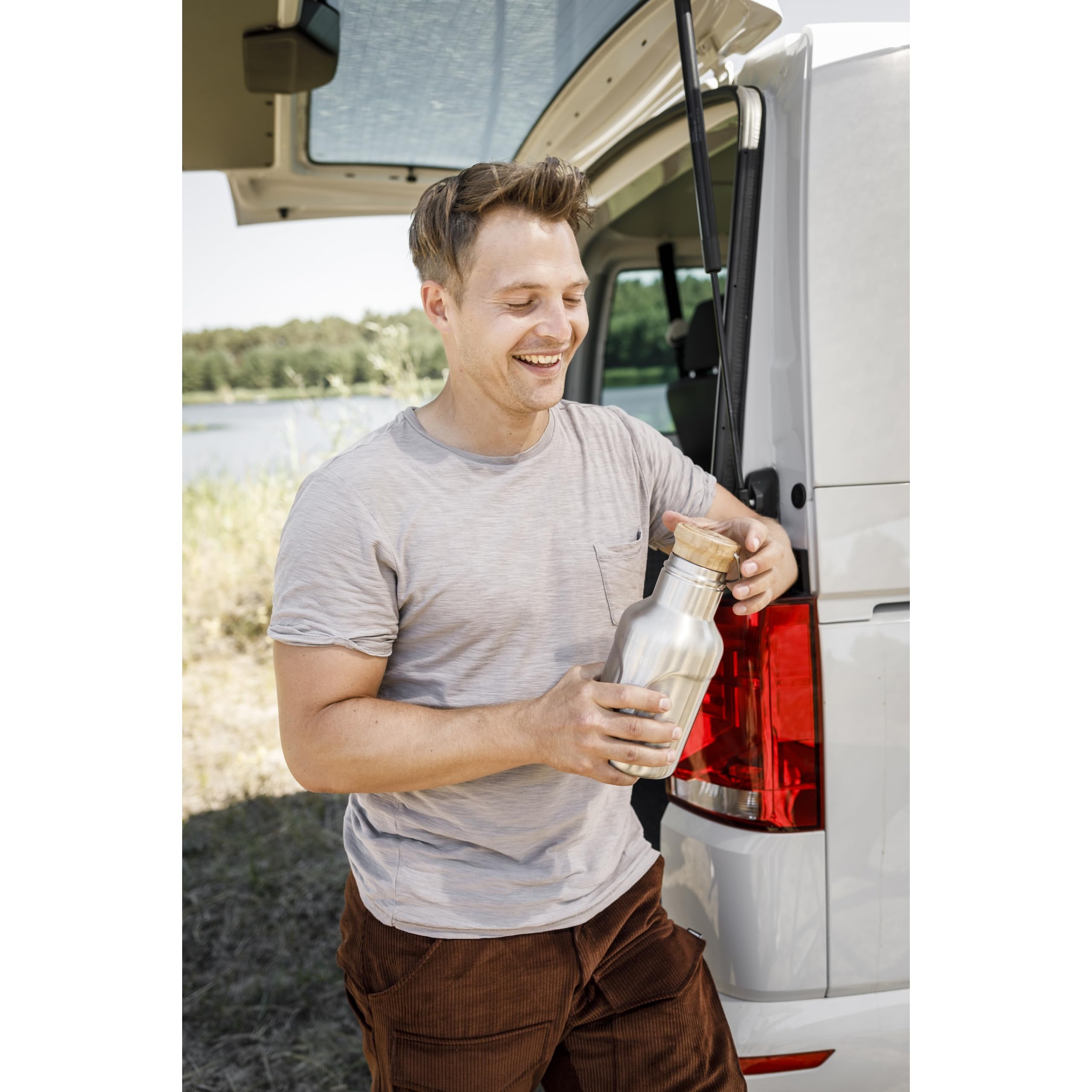 Petromax Isolierflasche 1,5L - Edelstahl Vakuumflasche für Outdoor & | BPA-freie Thermoskanne mit Bambusdeckel, hält 22h warm & 94h kalt, robuster Edelstahl für unterwegs, geschmacksneutral
