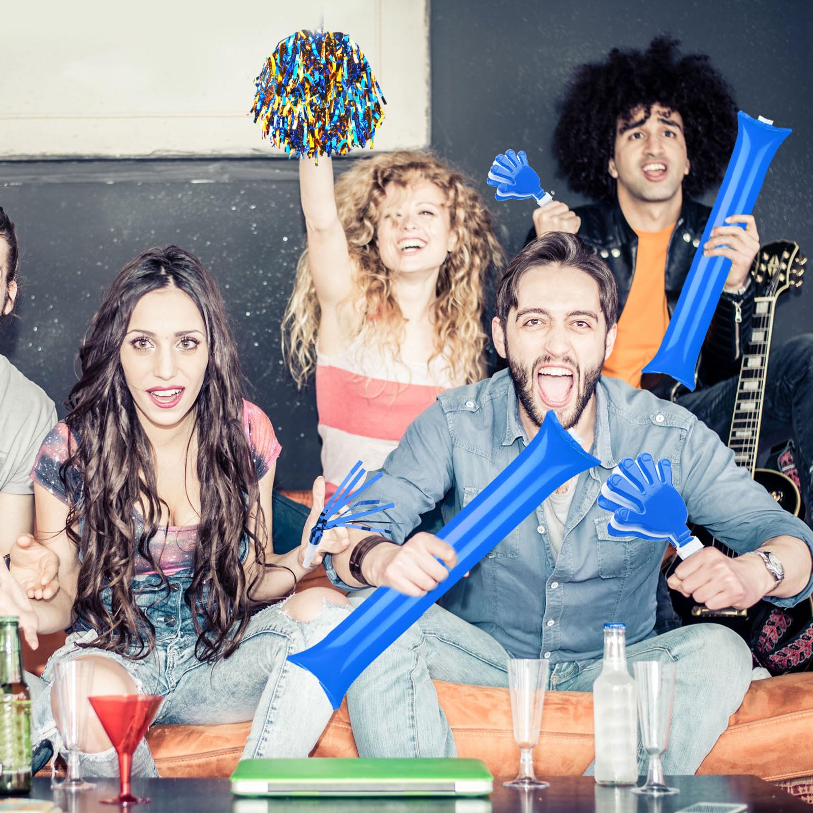 96 piezas de ruido incluyen 24 aplausos de mano, 24 pompones de animadora con asa, 24 palos de trueno, 12 silbatos de plástico con cordones, 12 cuernos de squawker para eventos deportivos (azul