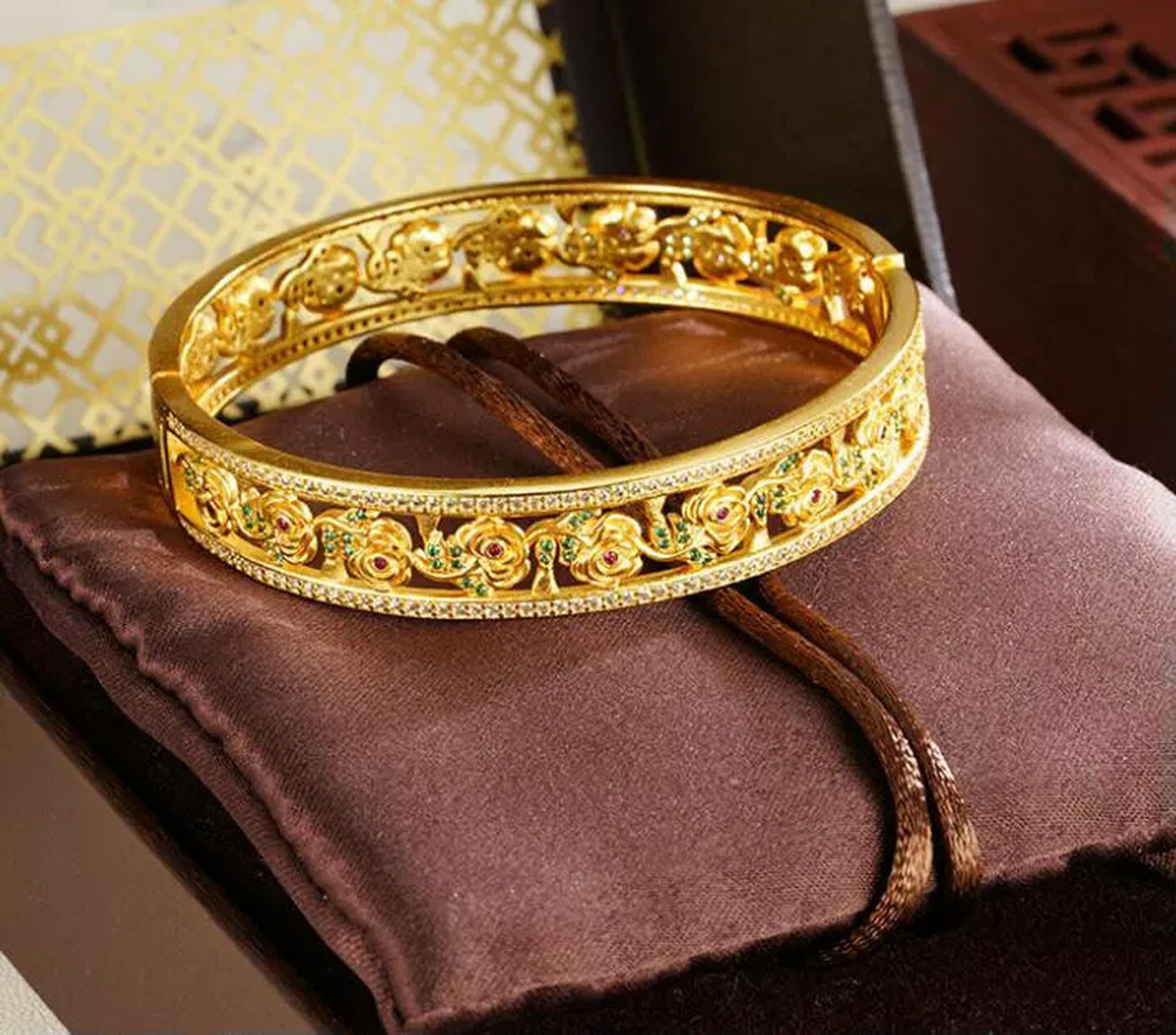 Pulsera con Dije GP de Oro Amarillo de 24 Quilates y Flores de Nube auspiciosas ahuecadas.