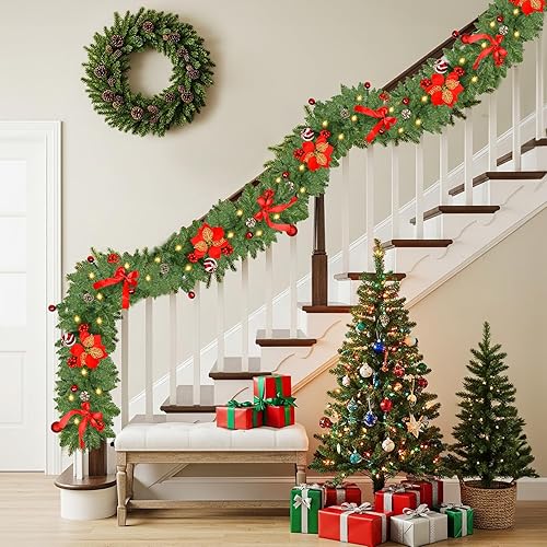 Miniatura 5 de Guirnalda de Navidad de 9 pies, guirnalda de Navidad a pilas con luces y temporizador, con piñas, bayas rojas, lazos, bolas de Navidad, 30 LED para