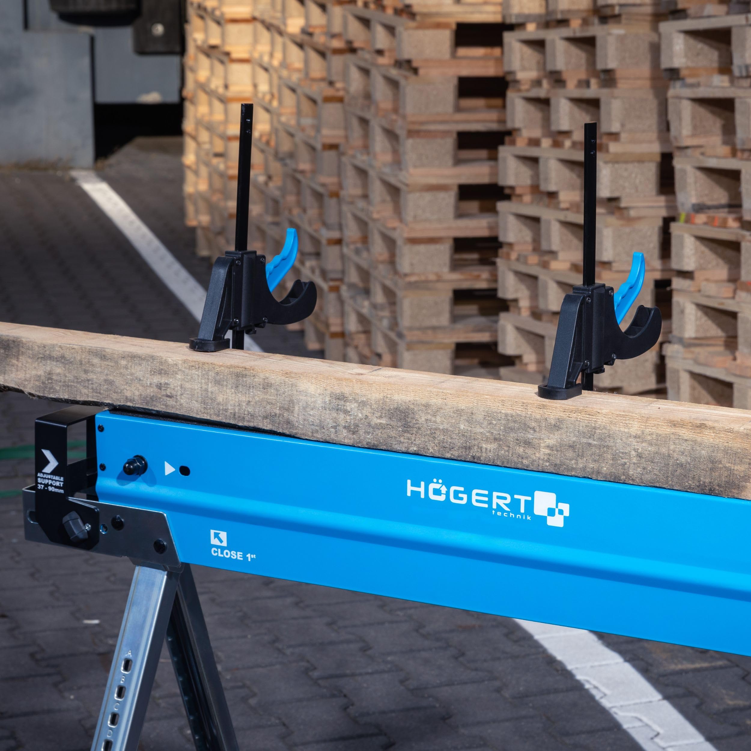 HÖGERT TECHNIK Tréteau pliant réglable en hauteur de 61,5 à 82 cm avec capacité de charge de 590 kg, supports de poutre de 40 à 90 mm, surface de travail antidérapante, supports pliables et poignée de