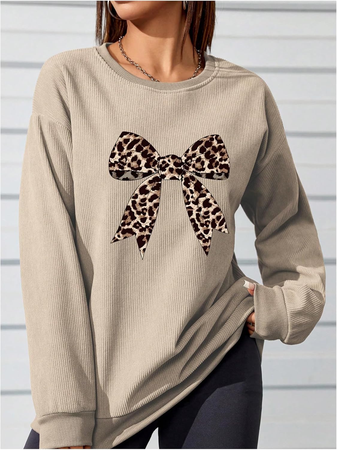 Verdusa Women's Bow Leopard Print Oversized Sweatshirt Graphic Pullover Tunic Tops Streetwear Fall Clothes - Image 3