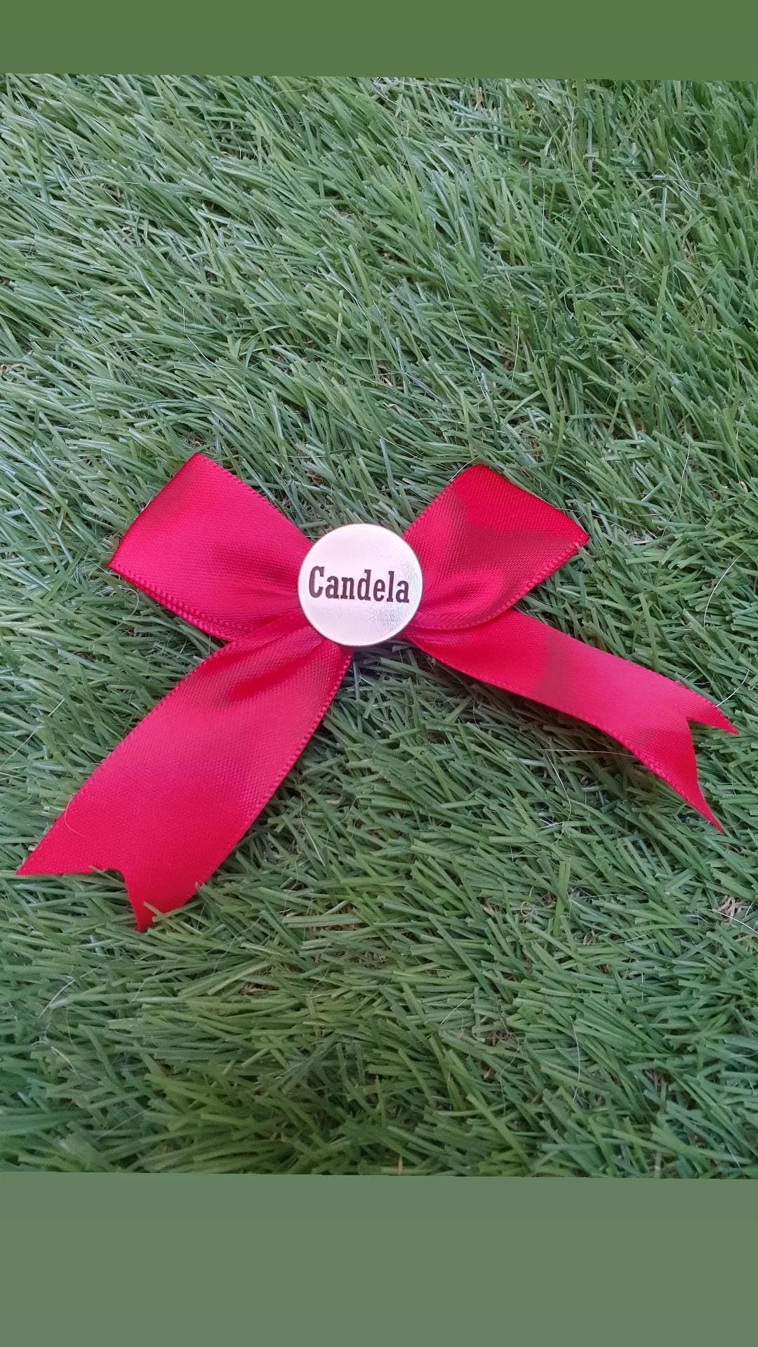 IDeluxe. Lazo rojo con chapa acero inoxidable con imperdible personalizada con nombre. Protector mal de ojo, buena suerte. Ideal para bebés, niños, adultos.