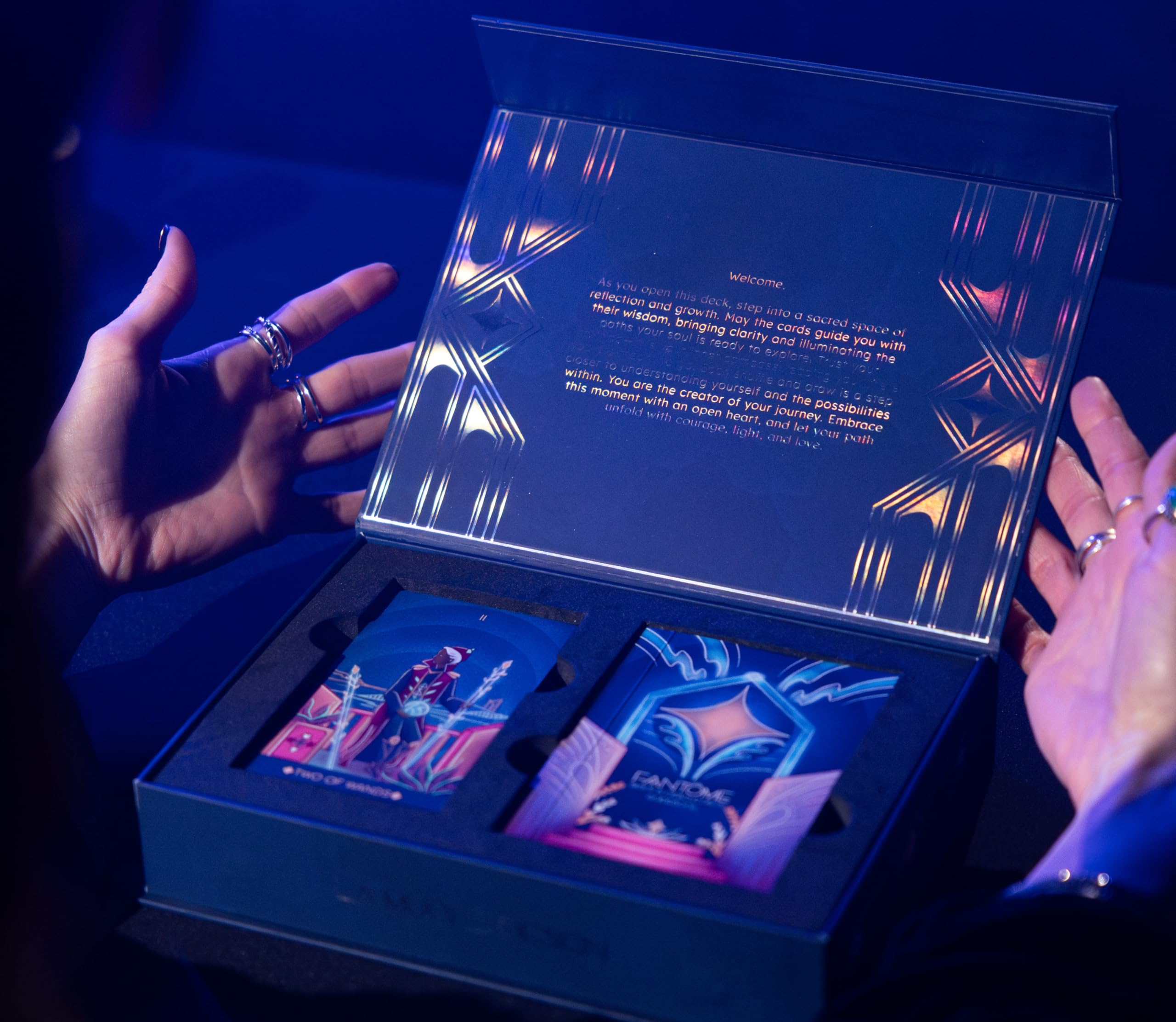 La Muci Fantôme Reborn Tarot- und Oracle-Deck-Set, Deluxe Box mit Anleitung, 78 Karten Tarot und Orakelkarten mit Augmented Reality Experience, Modernes Mystisches Deck zur Selbstreflexion
