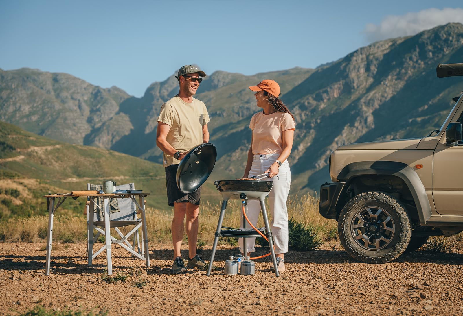 CADAC Carri Chef 50 Barbecue a Gas Portatile | Barbecue da Tavolo con Accensione Automatica, Piastra Plancha & Borsa da Trasporto per Campeggio, Giardino, Uso esterno
