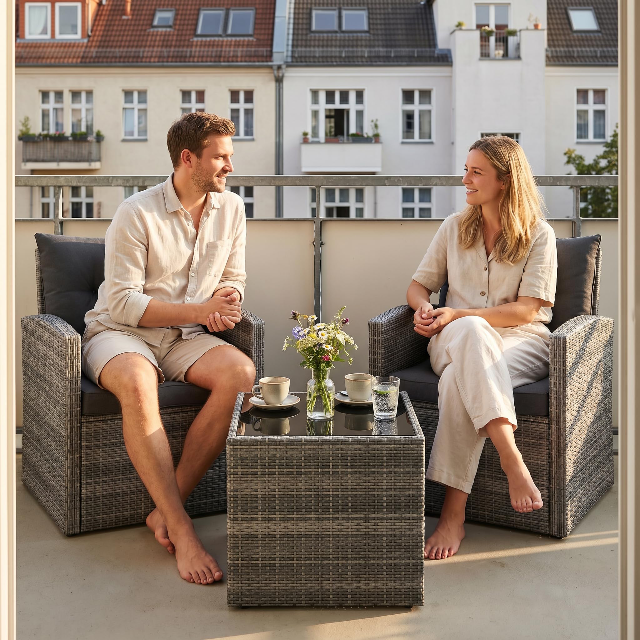 STEELSØN Selaria Rattan Gartenmöbel – Sitzgarnitur 2 Gartenstühle & 1 Tisch – Outdoor-Sitzgruppe grau – Gartensessel wetterfest 2 Personen – Gartenset mit Sitzkissen – Balkonset – Terrassenmöbel