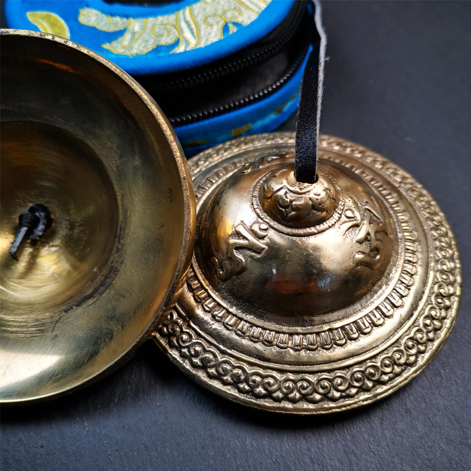 Zestaw Tybetańskich Dzwonków Tingsha Gandhanra - Tybetańskie Cymbały - do Uzdrawiania Dźwiękiem, Jogi, Medytacji i Uważności, Ręcznie Robione w Nepalu, Wykonane z Brązu, Wzór Om Mantra, 9cm/3.5 cala