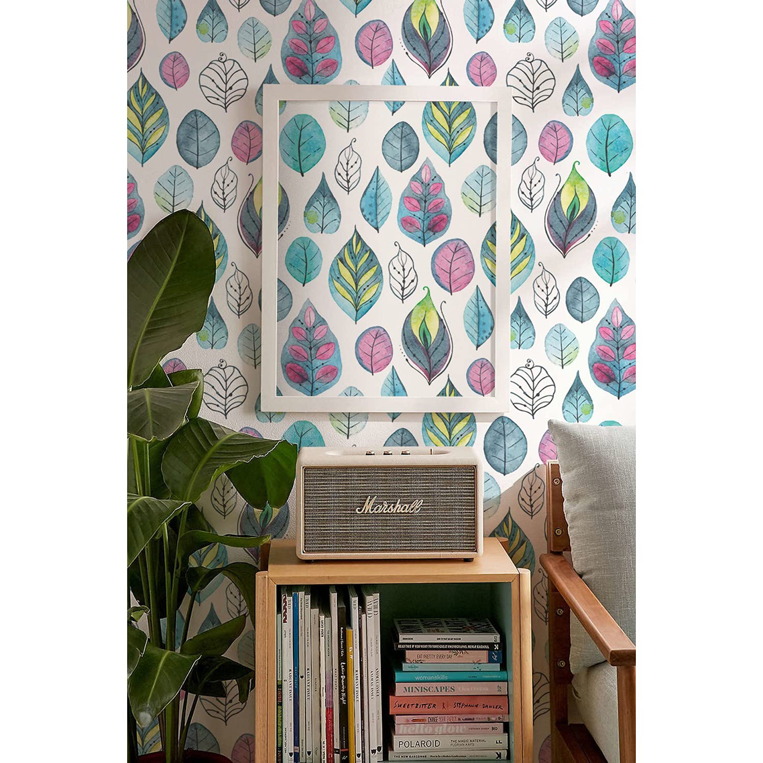 Papier peint intissé feuilles pour masquer les imperfections de mur et rénover un meuble usé