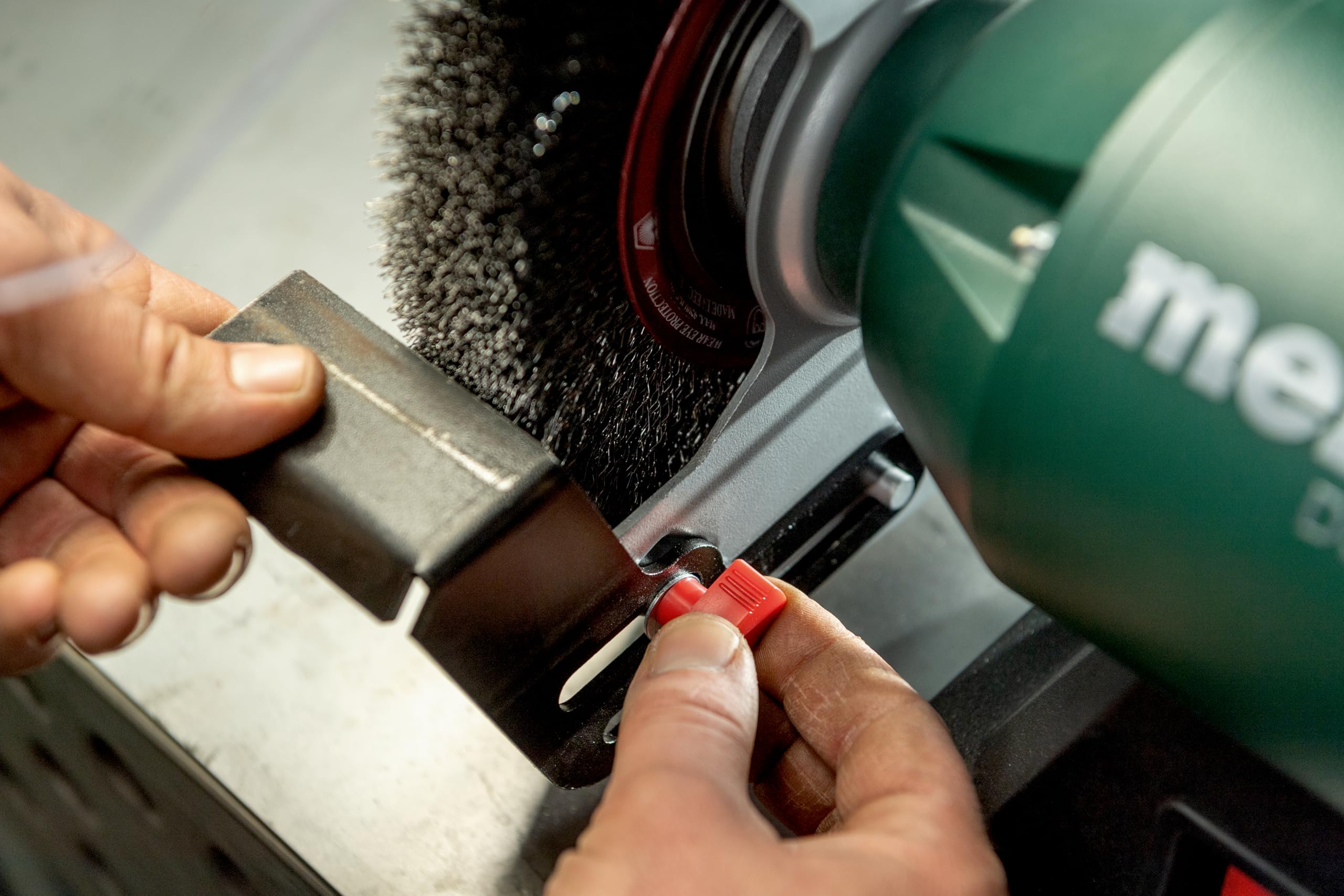 metabo BS 200 Plus Schleifmaschine, Elektrisch, Schärfgerät Holzschleifer | Schleifbock Kombimaschine mit Absaugung zum Entrosten, Messer Schärfmaschine, inkl. Schleifscheibe, Band & Zubehör