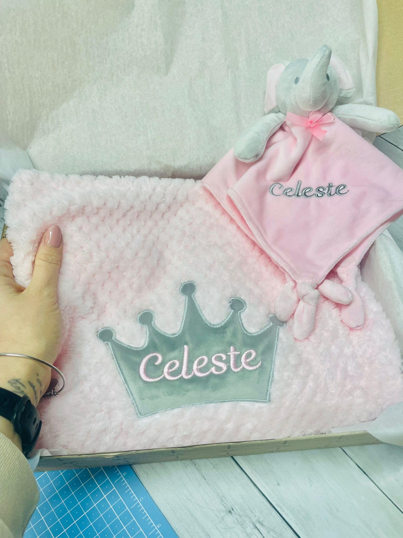 CrisArt Set nascita bimba copertina e doudou elefante con nome ricamato in argento, idea regalo battesimo tema reale, rosa (argento.f)
