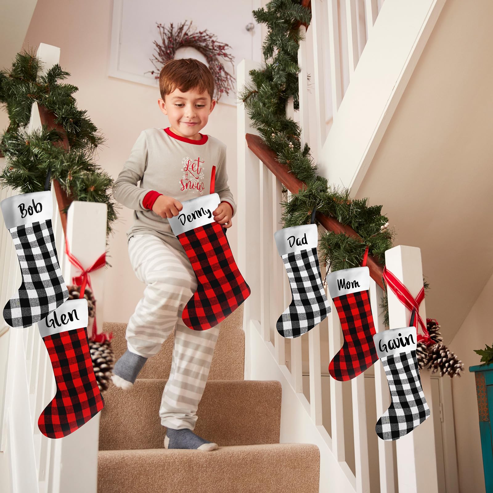 Tatuo Lot de 12 chaussettes de Noël en toile de jute de 43,2 cm, décorations de Noël à suspendre avec 4 feuilles d'autocollants en vinyle avec lettres noires (noir, rouge, noir et blanc)