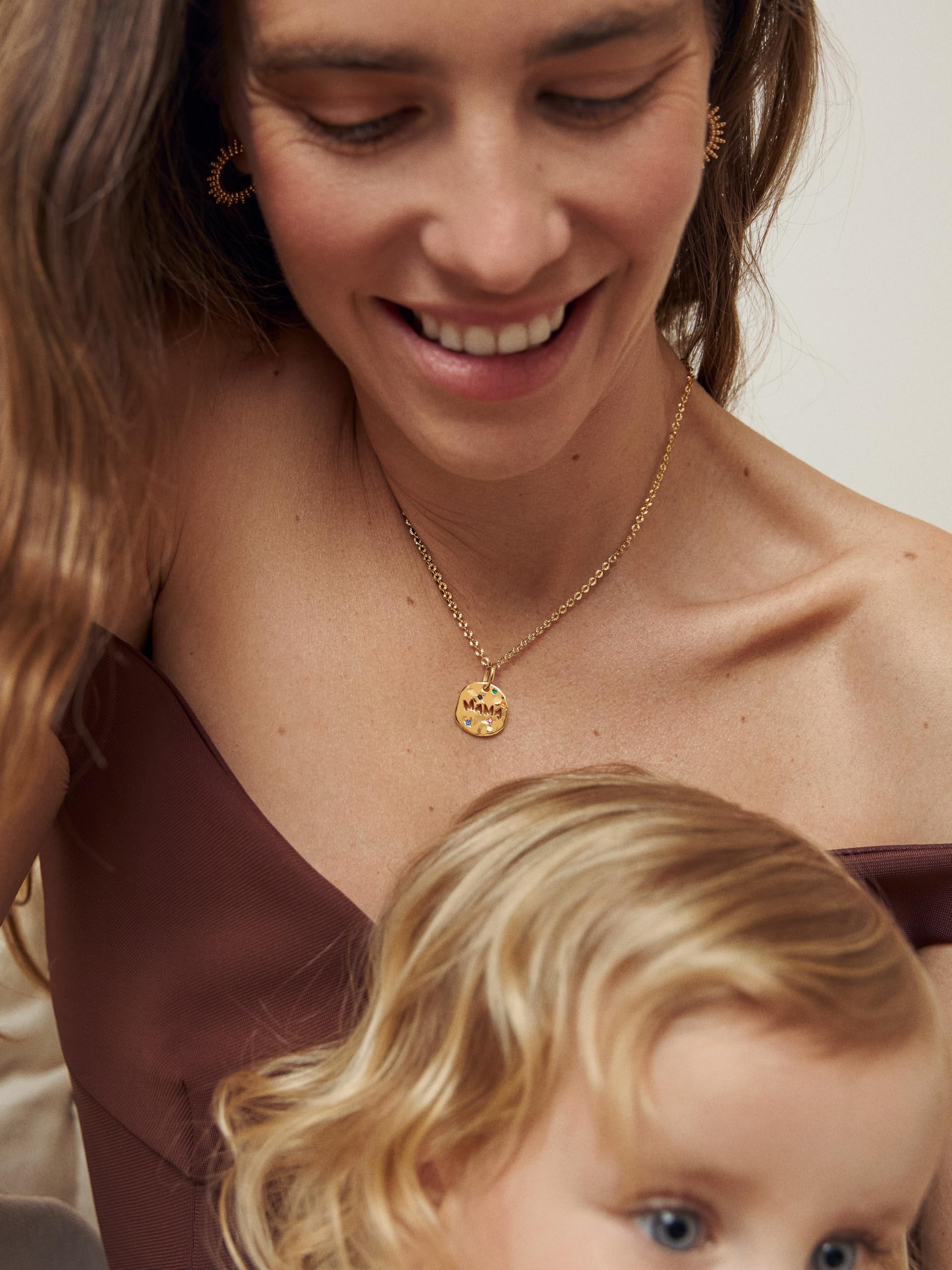 SINGULARU - Charm Mamá. Latón con Acabado en Baño de Oro de 18kt o Rodio. Charm con Motivo y Circonitas de Colores. Cierre Asa. Joyas para Mujer
