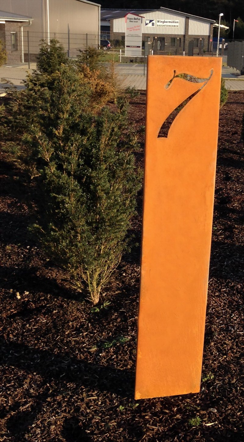 Jabo Design Rost Schild GA04 mit Wunsch - Hausnummer, 160 cm hoch (Höhe gemessen ohne die Stangen/Bodenstecker) rost Steele stecker gartenstecker