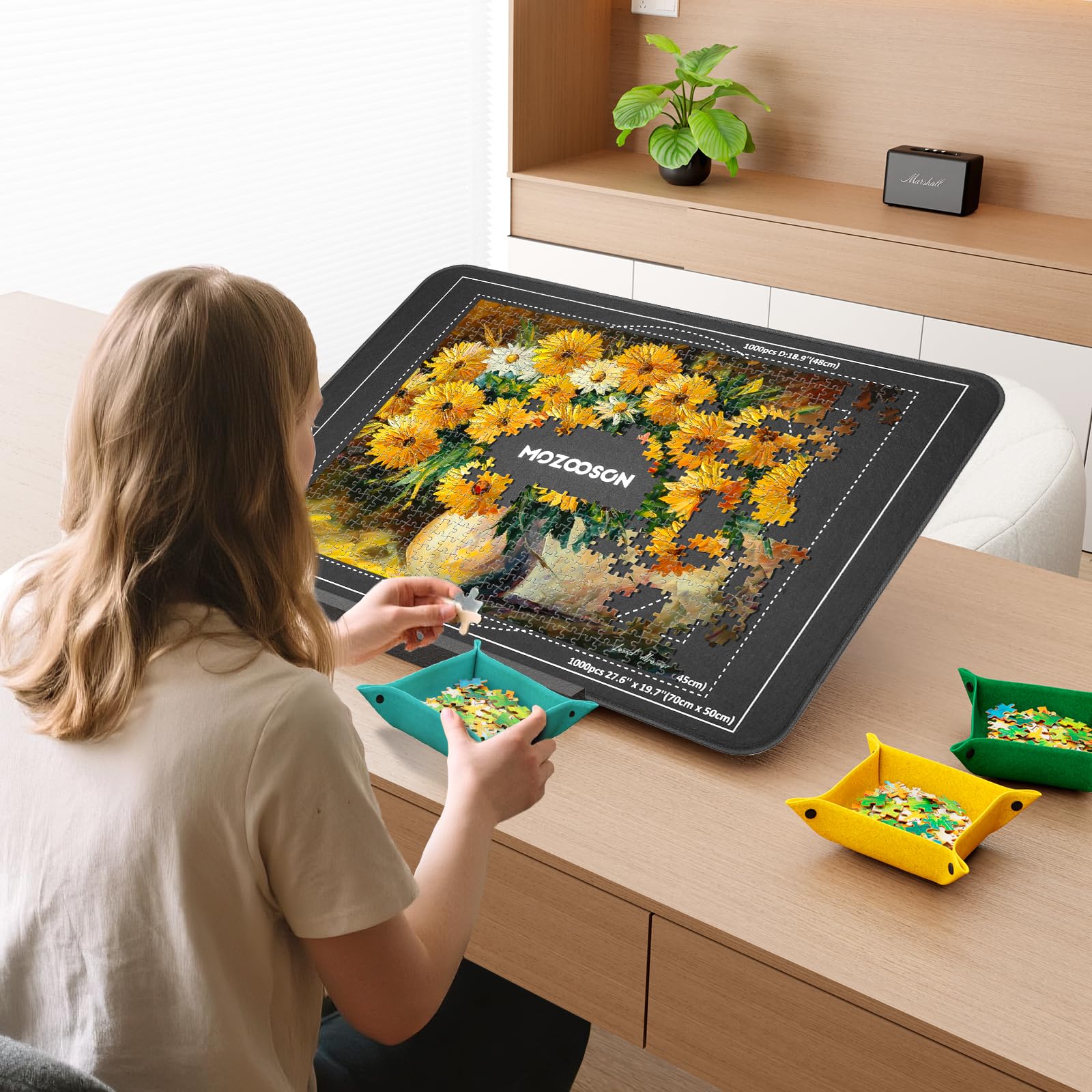 MOZOOSON Puzzlebrett mit Patentierter Winkelverstellbarem Ständer, Leichtes Tragbares Puzzlematte Plateau, Filz Puzzletisch, Für Bis Zu 1000 Teile - Puzzle Sortierer & Organizer