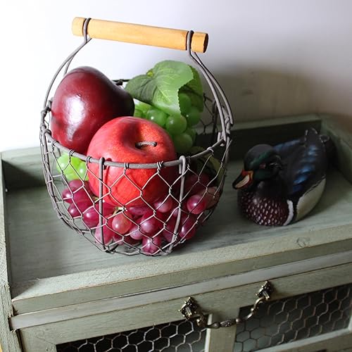 Miniatura 4 de CVHOMEDECO. Round Chicken Wire Egg Basket Fruit Basket with Wooden Handle Primitives Vintage Gathering Basket. Rusty Redondo con mango