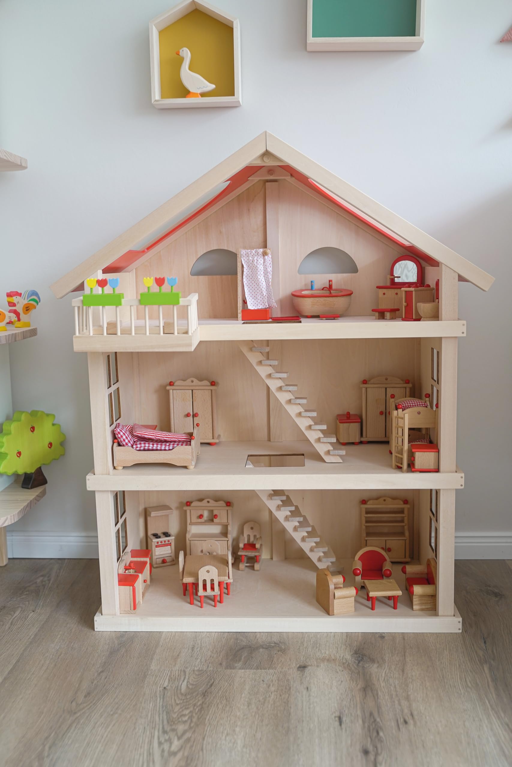 goki 51957 Puppenhaus aus Holz, 65 x 35 x 87,5 cm – großes Holzpuppenhaus, 3 Etagen, offenes Design, rote Dachflächen, Treppen & Balkon für kreative Rollenspiele, Puppenhaus-Spielwelt