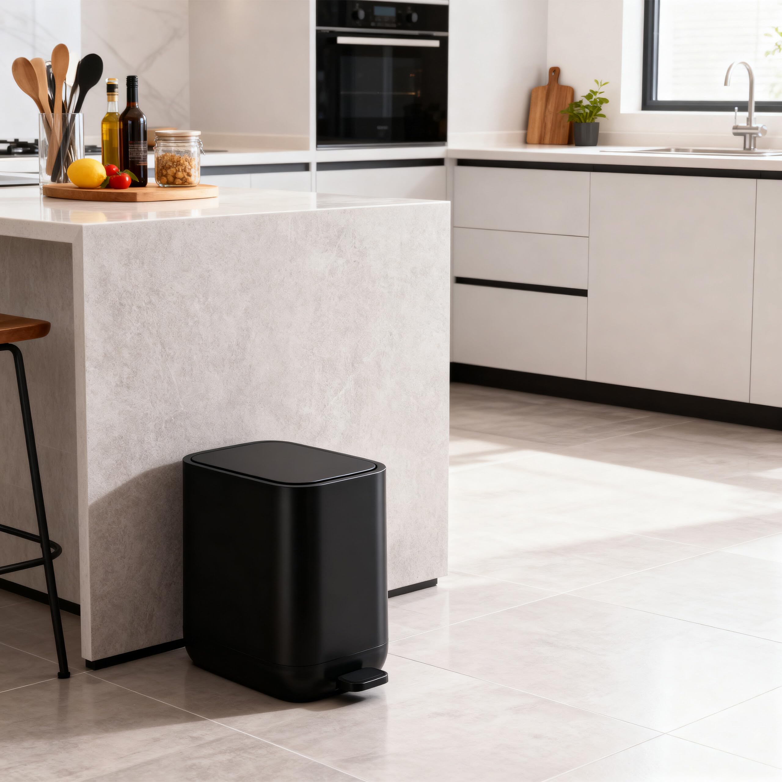 Relaxdays Cestino Relaxdays, 7 L, Chiusura Soft, Secchio Interno Rimovibile, plastica Opaca, a Pedale, Nero, 30x18x28 cm