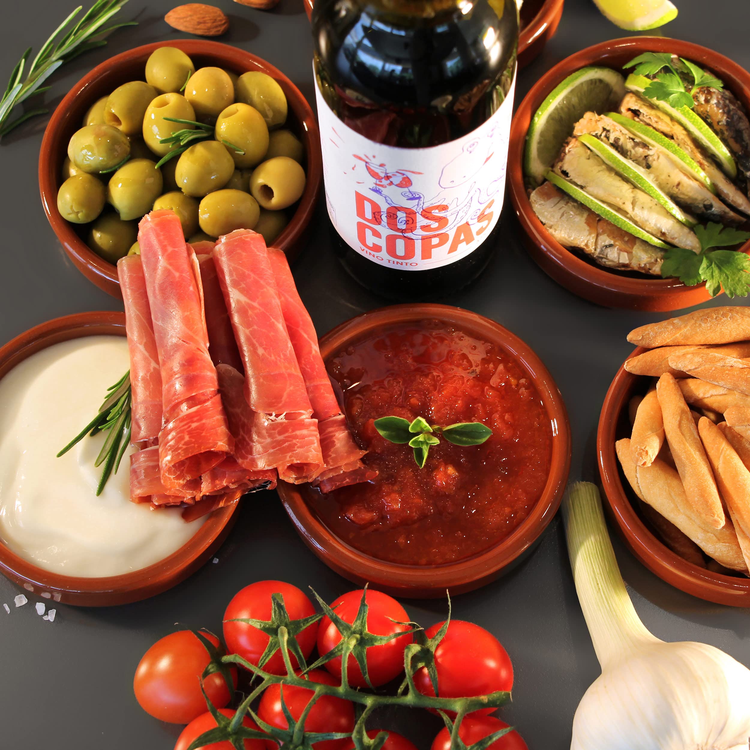 Geschenkbox Olé gefüllt mit spanischen Delikatessen Serrano-Schinken Tapas-Klassiker Rotwein