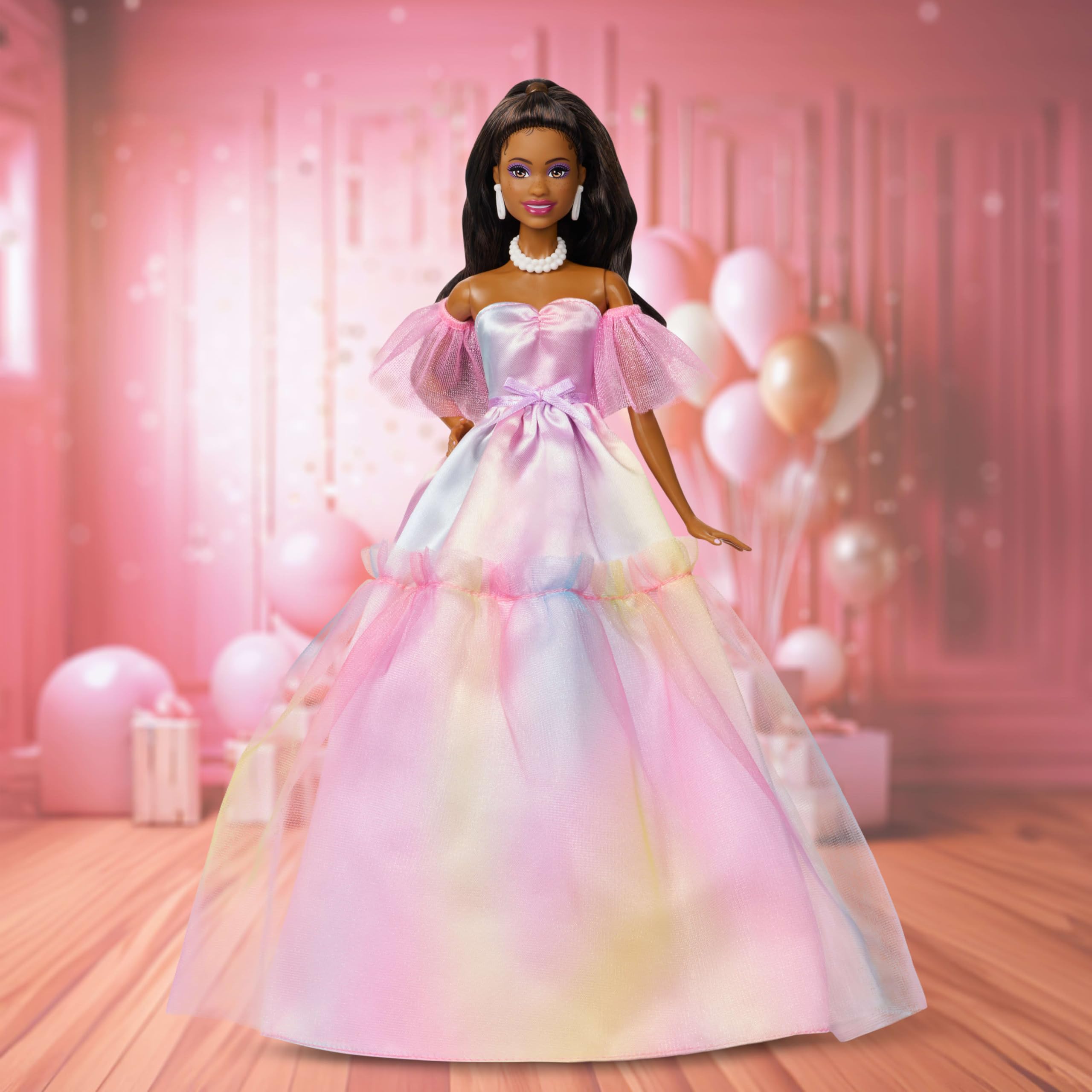 Barbie Signature Birthday Wishes Urodzinowe życzenia Lalka modowa, czarne włosy, sukienka z pastelowym tęczowym efektem, zabawka w pudełku z motywem prezentu dla dzieci 6+ i kolekcjonerów, JJX80
