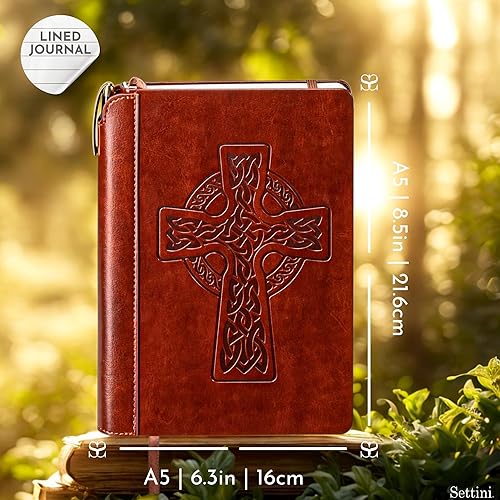 Vista 3 de SETTINI Diario rayado Diario de cruz celta para escribir, juego de regalo Cuero vegano de tapa dura, incluye bolígrafo de lujo en un soporte único