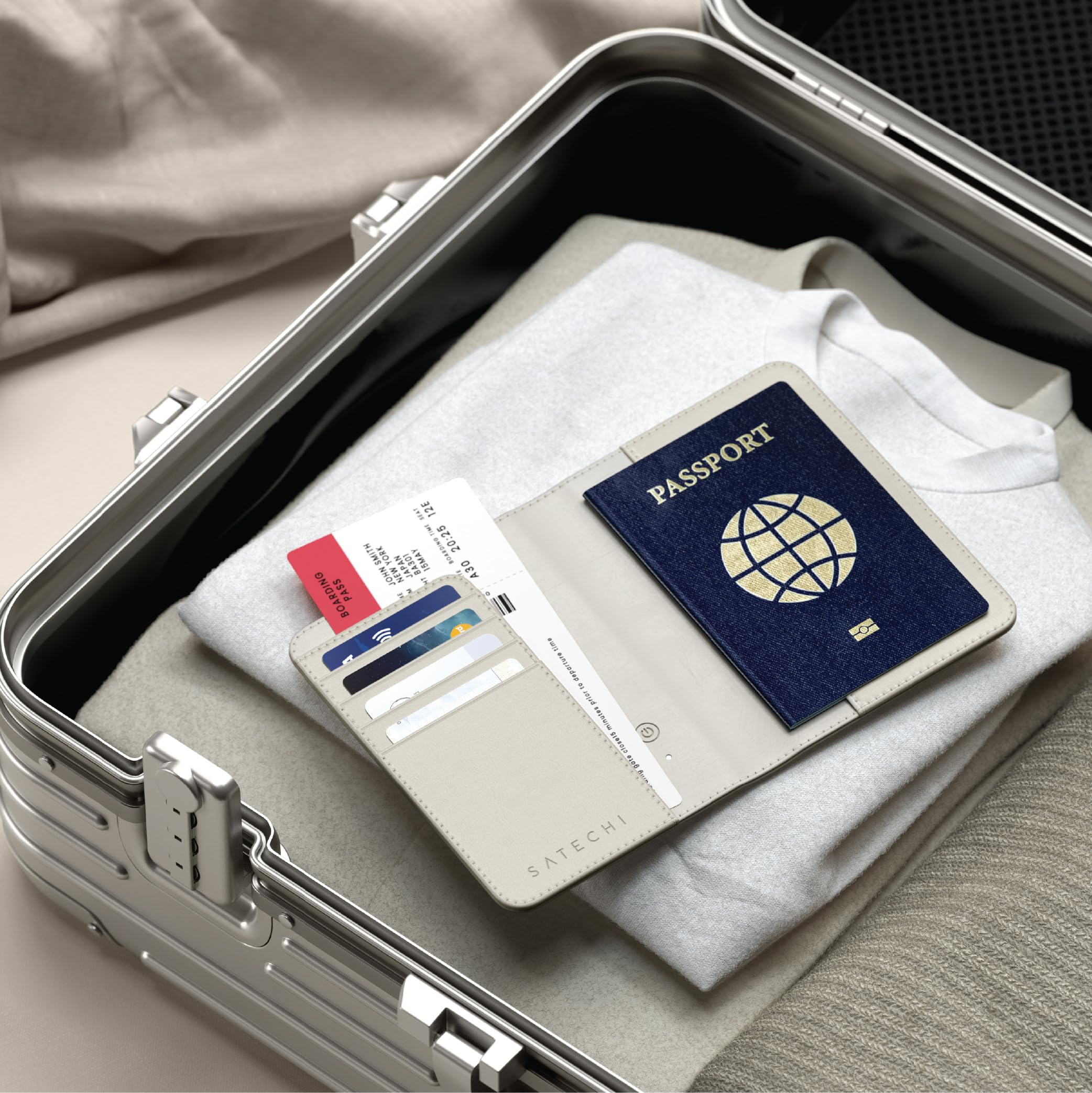 Satechi FindAll Custodia Passaporto da Viaggio con Find My con 4 Slot per Carte, Ricarica Wireless e Protezione RFID, Compatibile con App iOS Dov’è, Materiale Premium PU – Beige