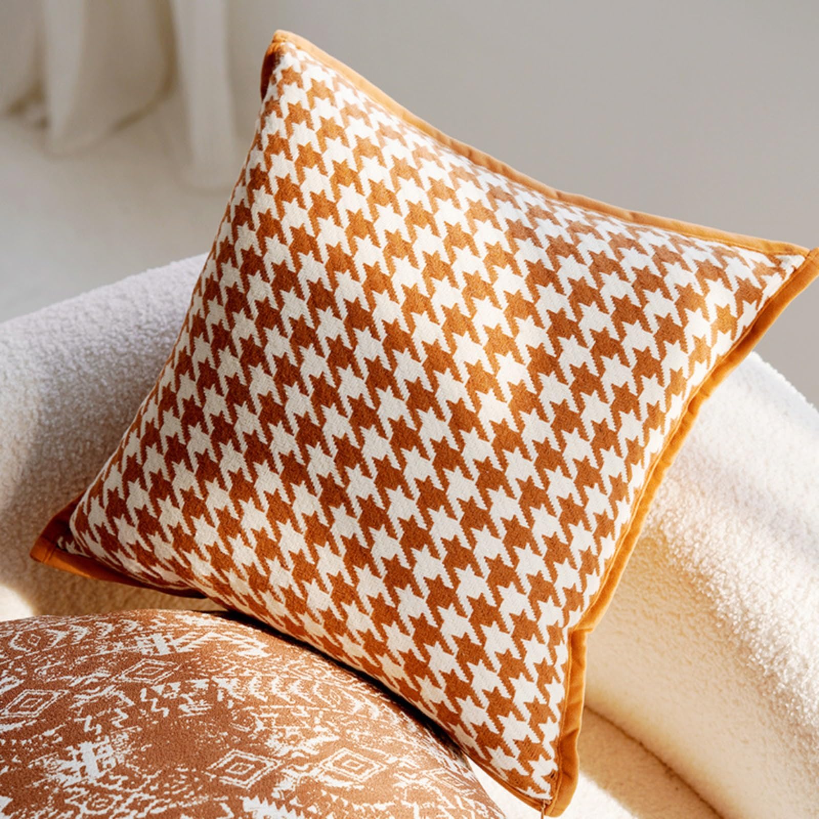 Coussin décoratif orange pour canapé et lit : ambiance cocooning au salon