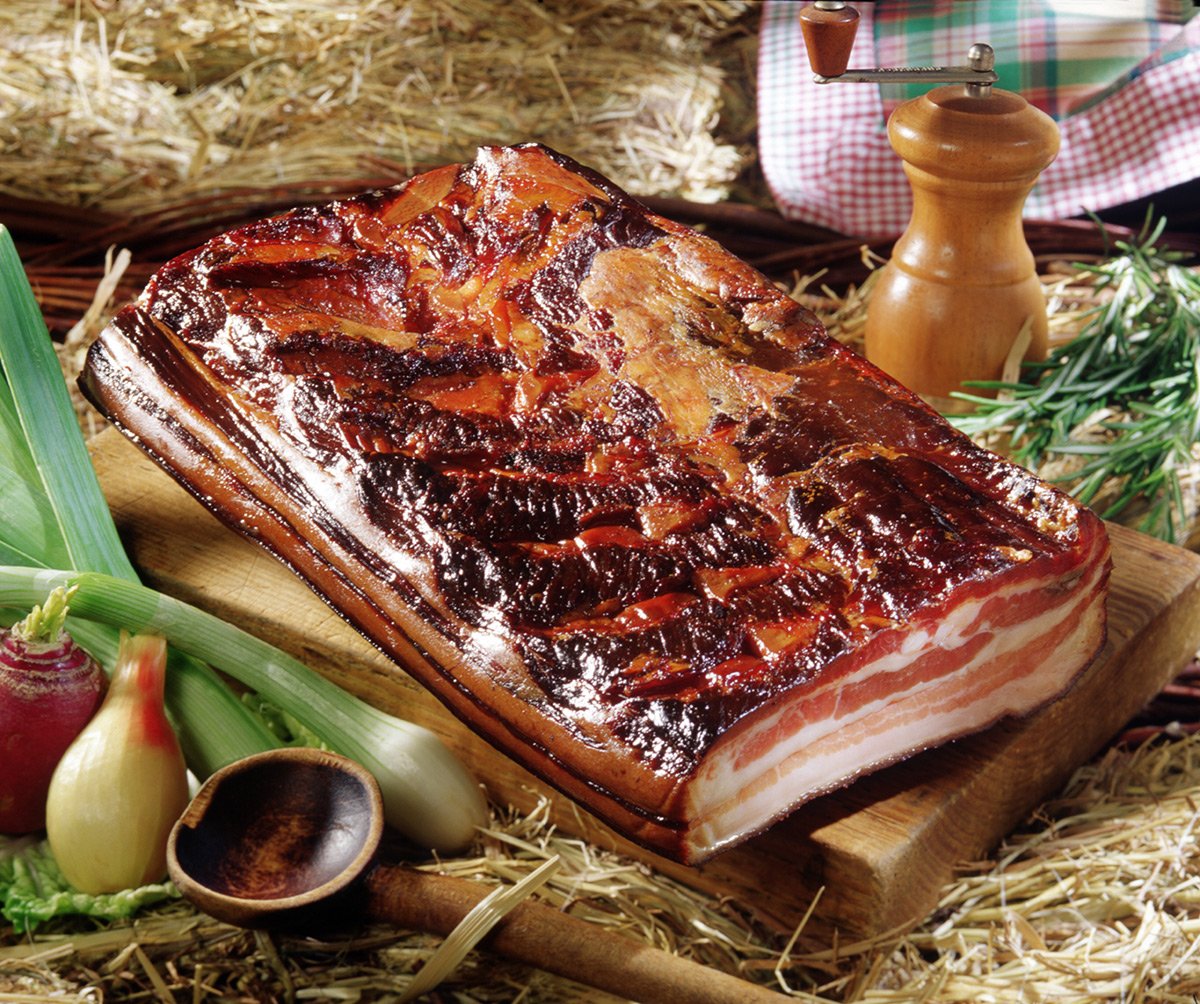 Schwarzwälder Schmalseite - 1,1 kg - Deutsche Produktion - 1/2 Stück vakuumiert - CMA Gütezeichen - Schweinebauch - Traditionell geräuchert - Einzigartiger Geschmack