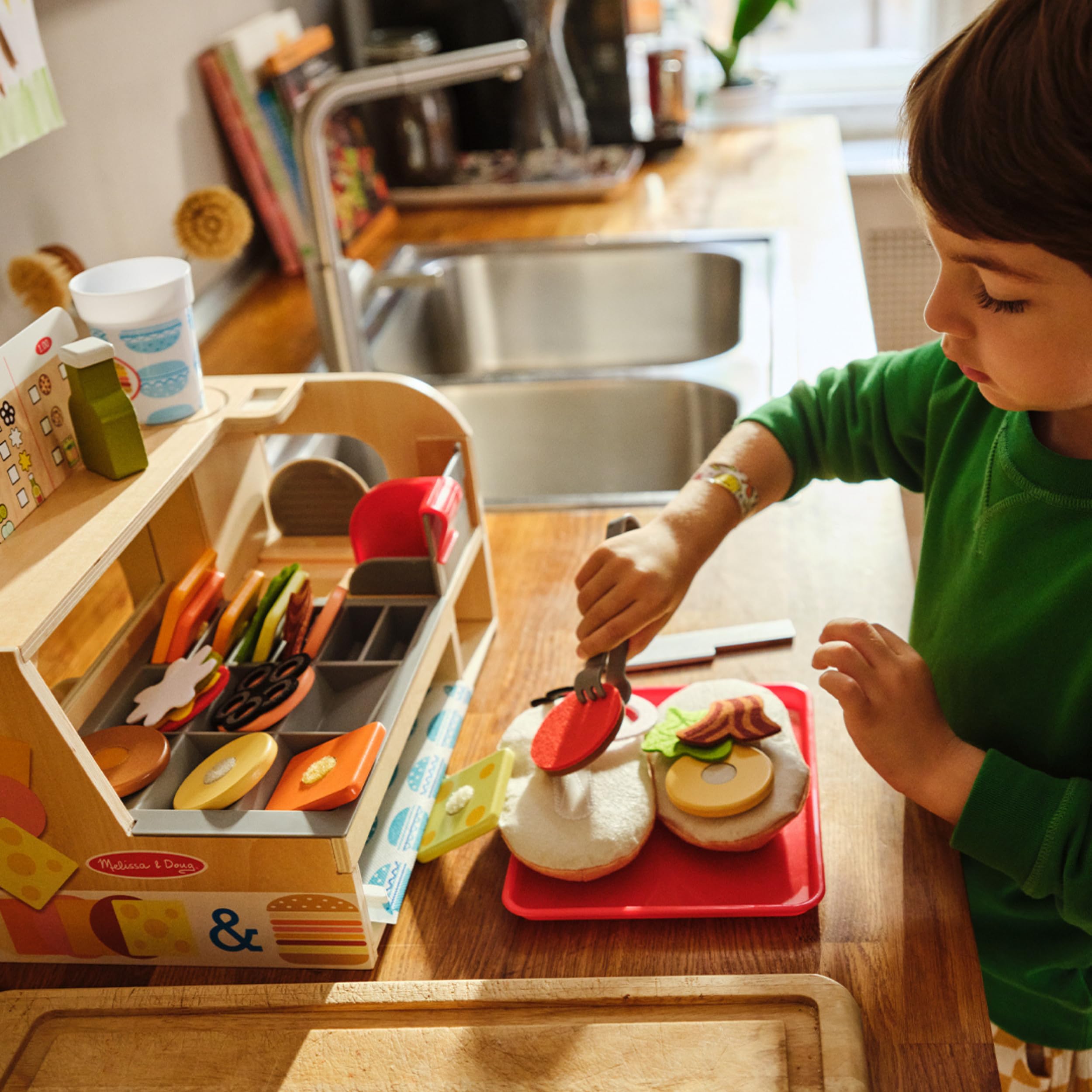 Melissa & Doug Banchetto degli Hamburger - Gioco Educativo in Legno, Cibo Giocattolo, Gioco di Imitazione Montessori, Gioco Creativo, Regalo per Bambini e Bambine, 3+ Anni - Certificati FSC