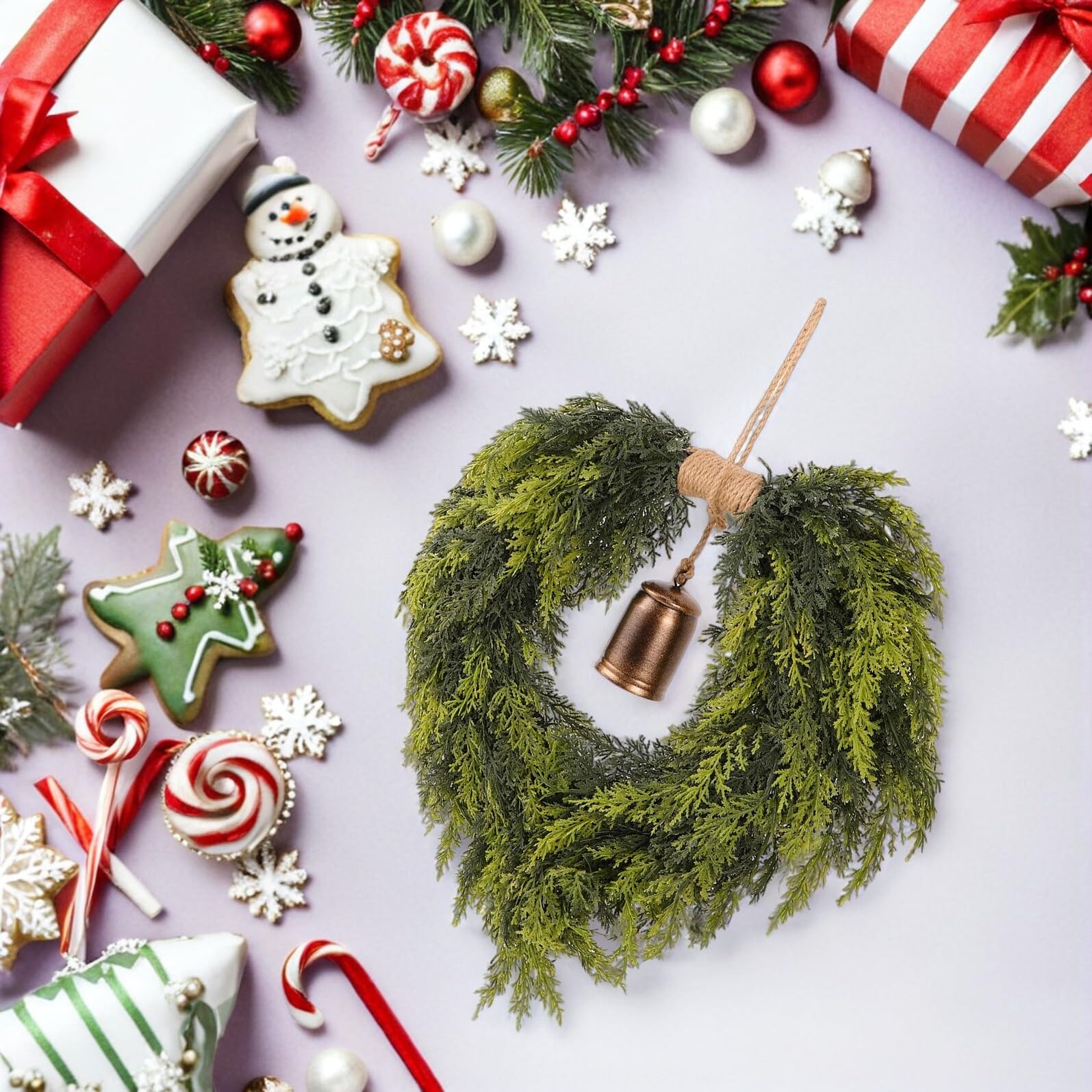 SOIMISS Guirnalda Navideña de Pino Sintético con Cascabeles Guirnalda de Cedro para Puerta de Entrada Chimenea Decoración de Navidad Hogar de Puerta de Temporada
