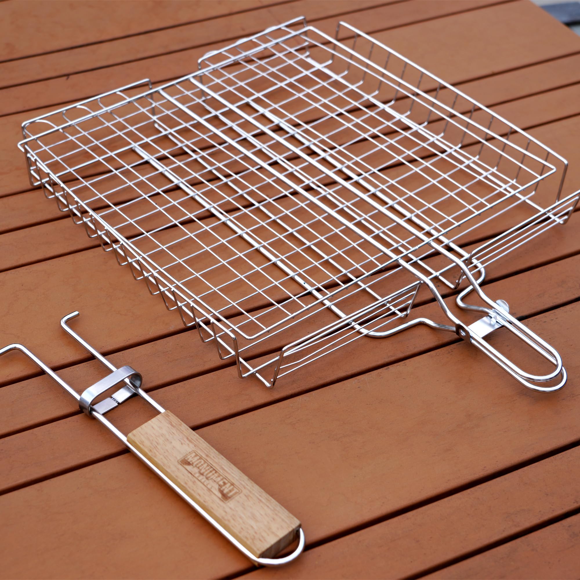 Monument Grills Edelstahl-Grillkörbe A115 für BBQ, mit abnehmbarem Griff, gleichmäßiges Erhitzen für Fisch, Gemüse, Burger, Camping & Kochen im Freien, 65 x 34,3 x 4,7 cm