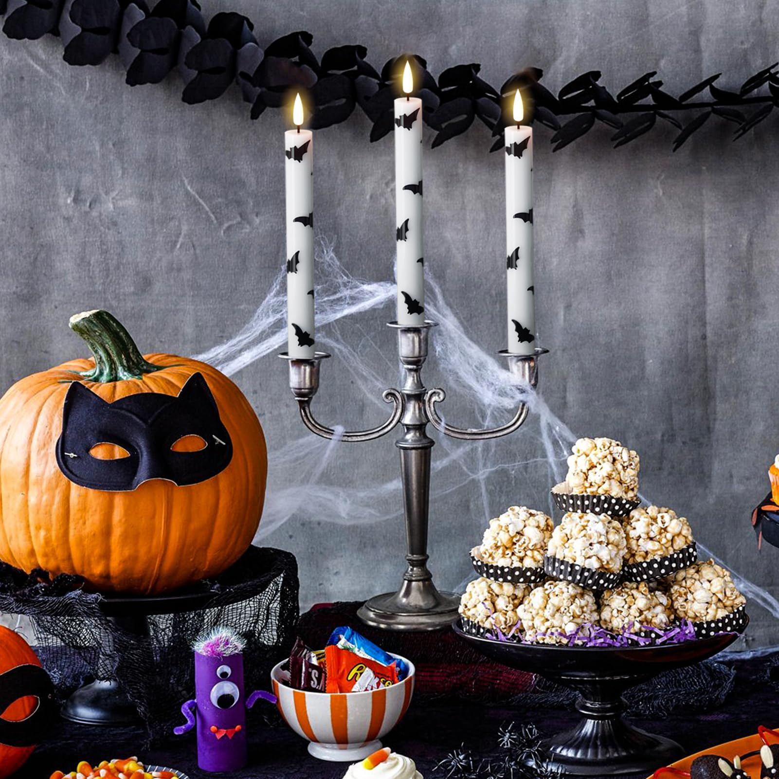 GenSwin Candele coniche senza fiamma per Halloween, confezione da 4 candele a LED coniche a batteria con timer remoto, candele senza fiamma tremolanti in vera cera bianca con stampe di pipistrelli per