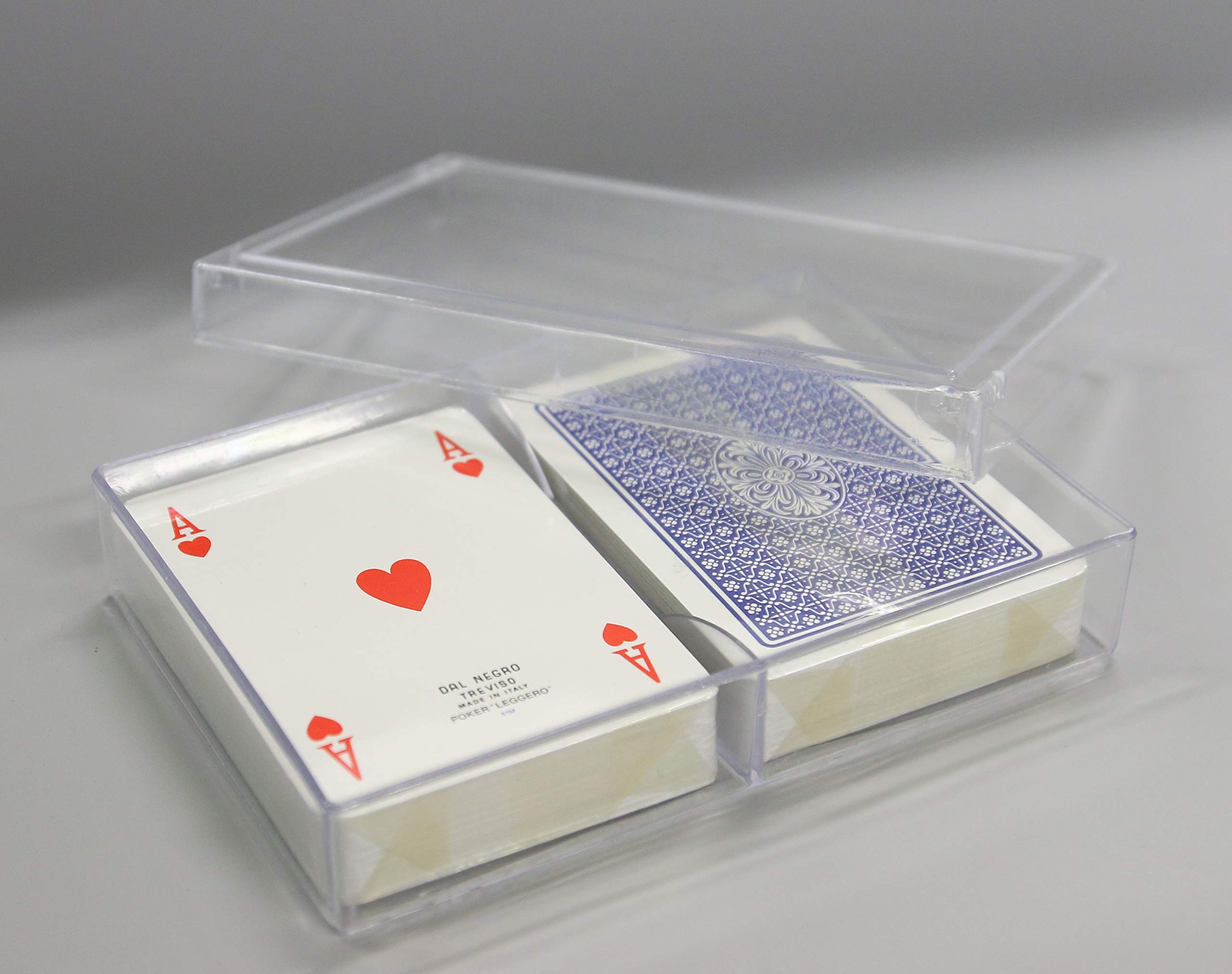 Confezione, scatolina in plastica trasparente con due mazzi da 54 carte rosse e blu, in cartoncino plastificato, misura confezione 14,5x10 centimetri, due mazzi sigillati (confezione da 50 pezzi)