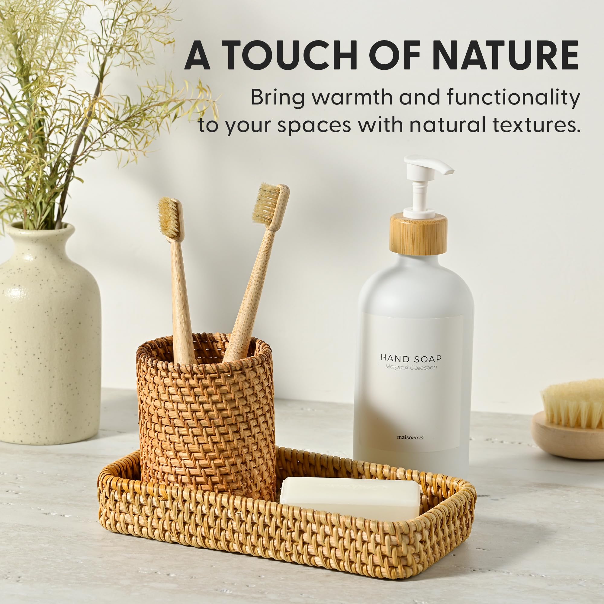 MaisoNovo Set da bagno in rattan, dispenser bianco da appoggio, portaspazzolino e tazza di dentifricio con vassoio, set di 3 vassoi rettangolari in rattan per riporre oggetti