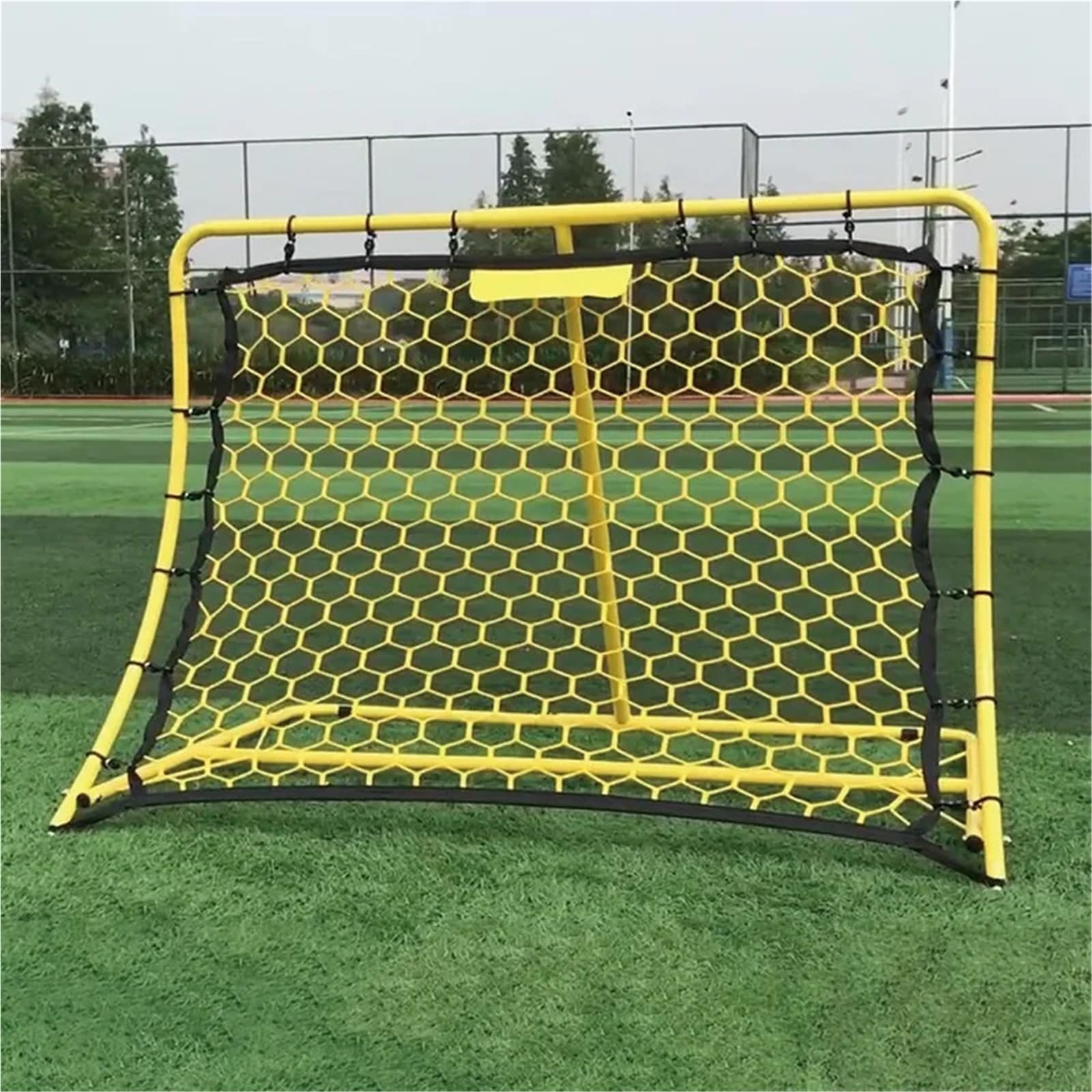 Attrezzatura da allenamento for calcio con reti da rimbalzo