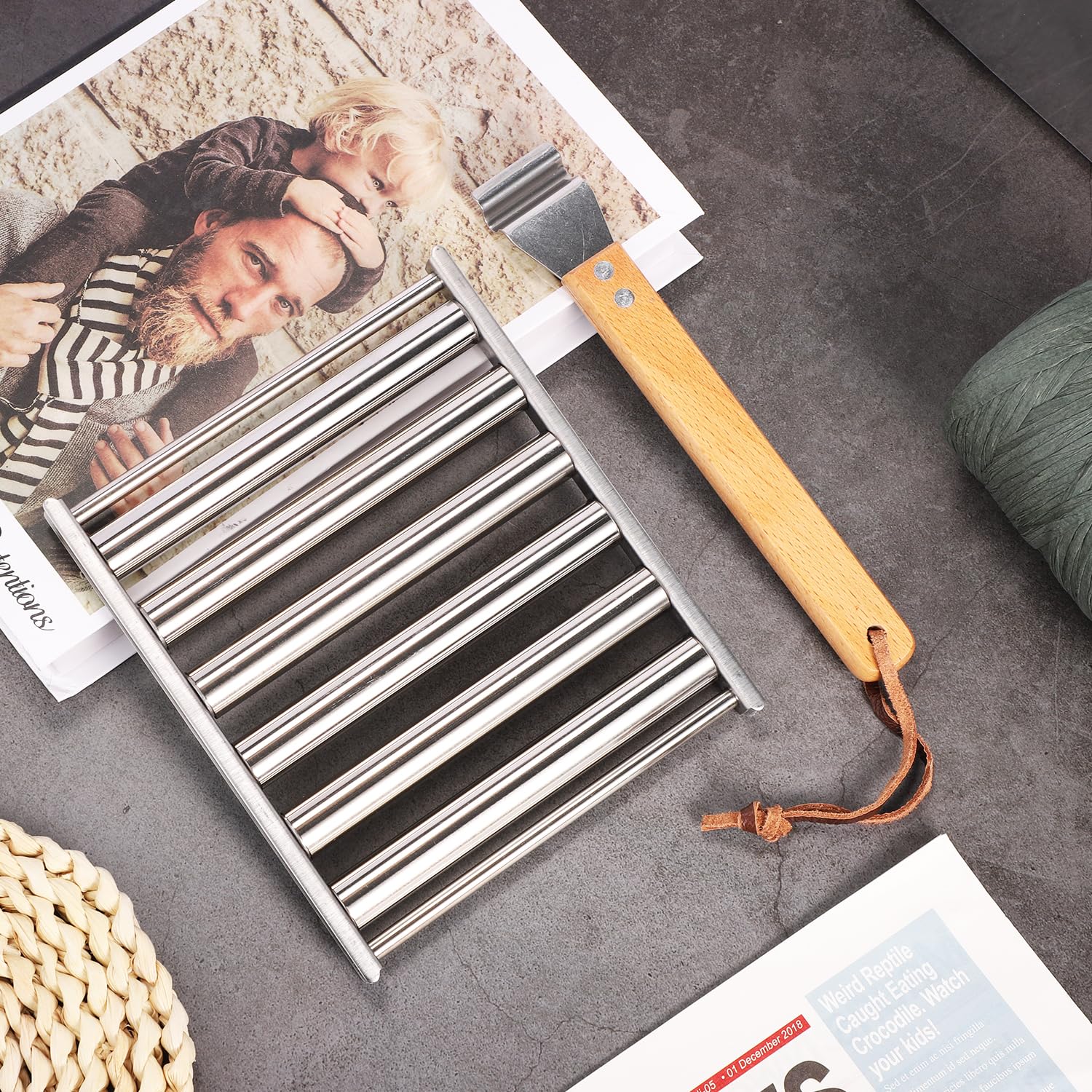TOYMIS Edelstahl Hot Dog Roller für Grill + Metallspatel mit Langem Holzgriff, BBQ Wurstroller für Grill Platte 6 Rollen zum Halten von 5 Hot Dogs - Outdoor BBQ Essentials