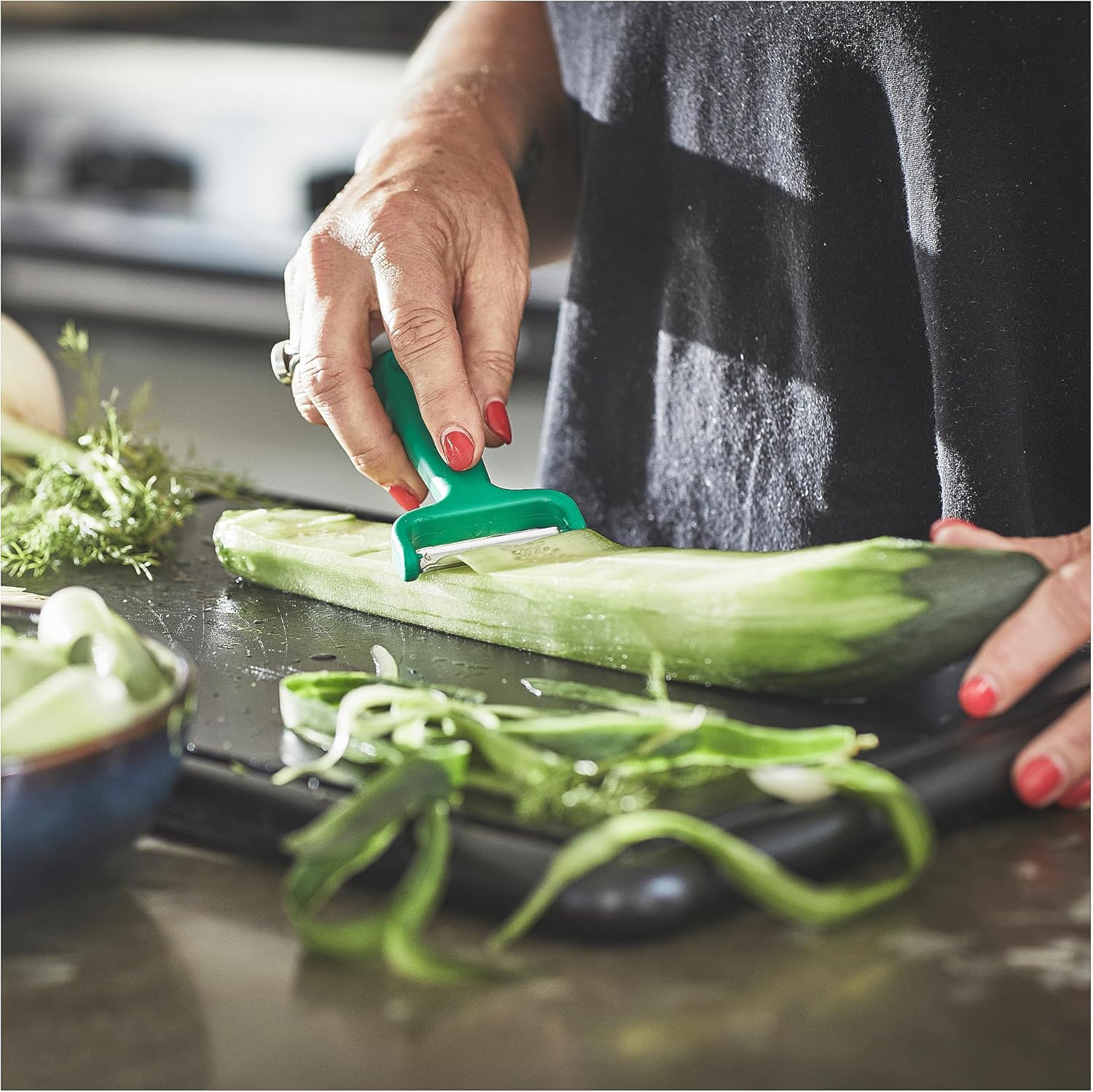 UPPFYLLD peeler, bright green