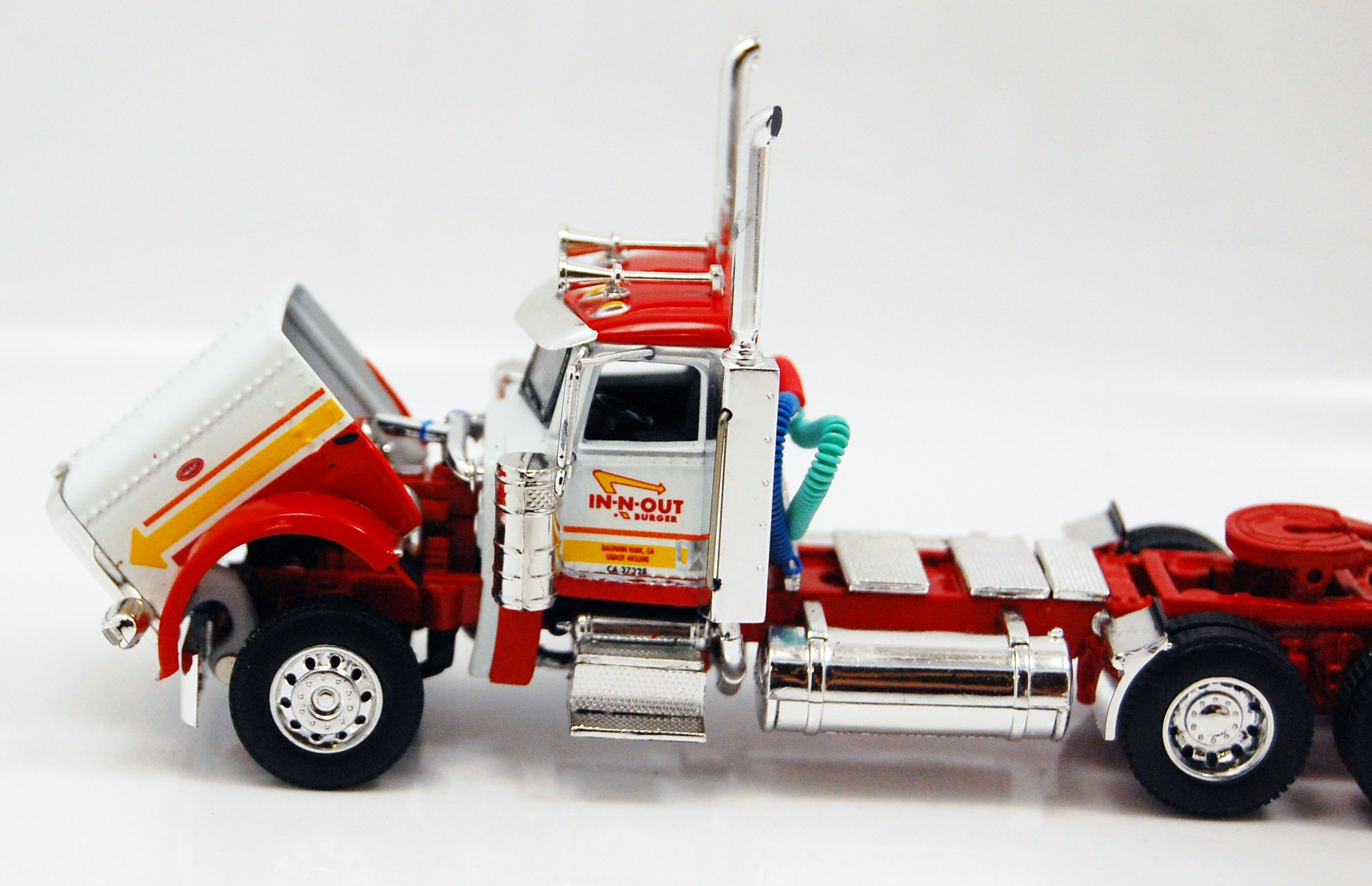 In-N-Out Burger 1:64 Peterbilt Die-Cast Truck : Amazon.com.au