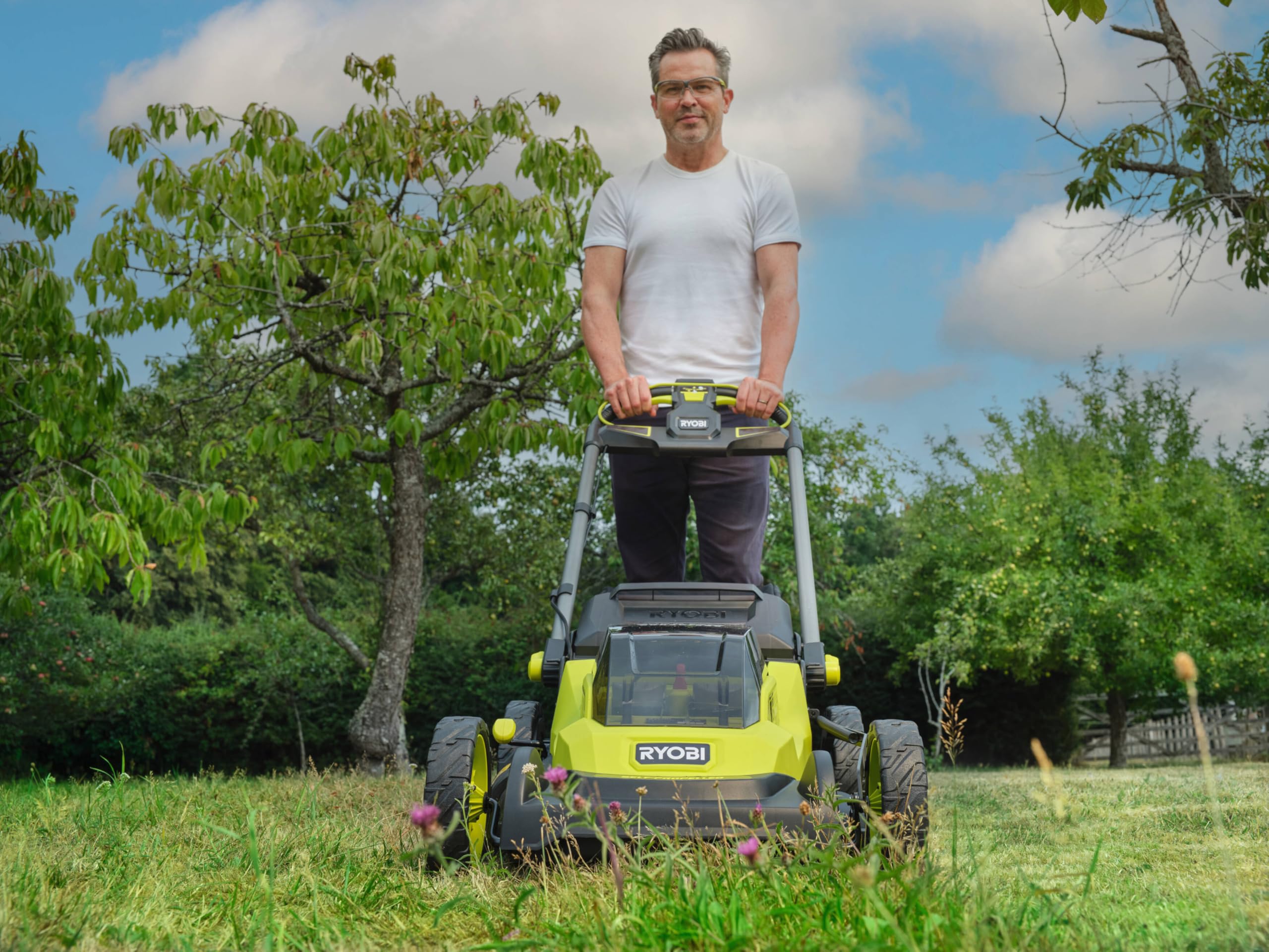 RYOBI Tondeuse tractée sans Fil 18V One+™ RY18LMXSP51A-0 – Tonte Pelouse, Grand Jardin, Mulching, Ramassage – 51 cm – sans Batterie ni Chargeur