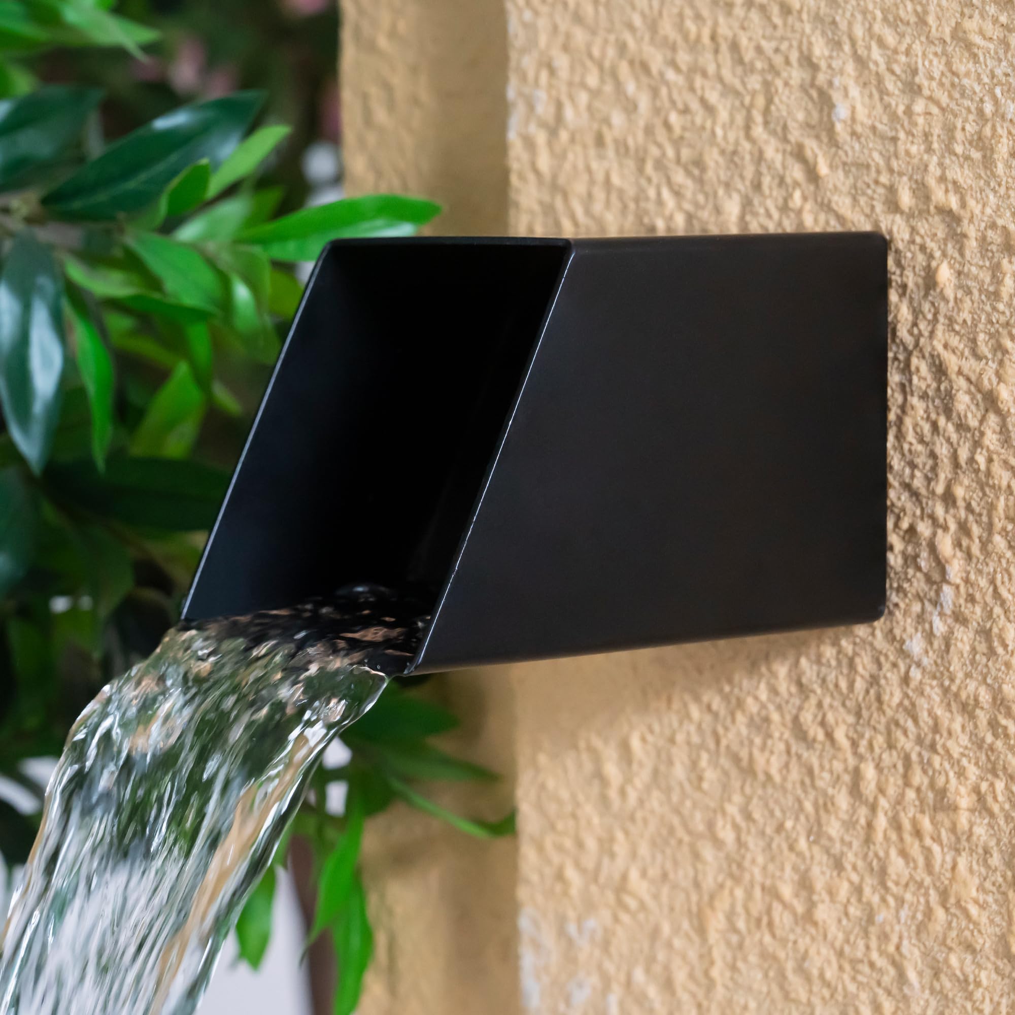 Fontaine extérieure PONDO noire en inox 316 pour une ambiance bassin de jardin
