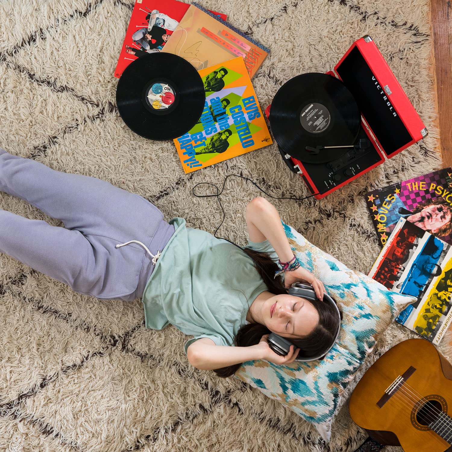 Victrola Journey – Tocadiscos portátil Tipo Maleta Bluetooth con Altavoces Integrados, 3 velocidades, Salida RCA y Jack para Auriculares (Rojo)