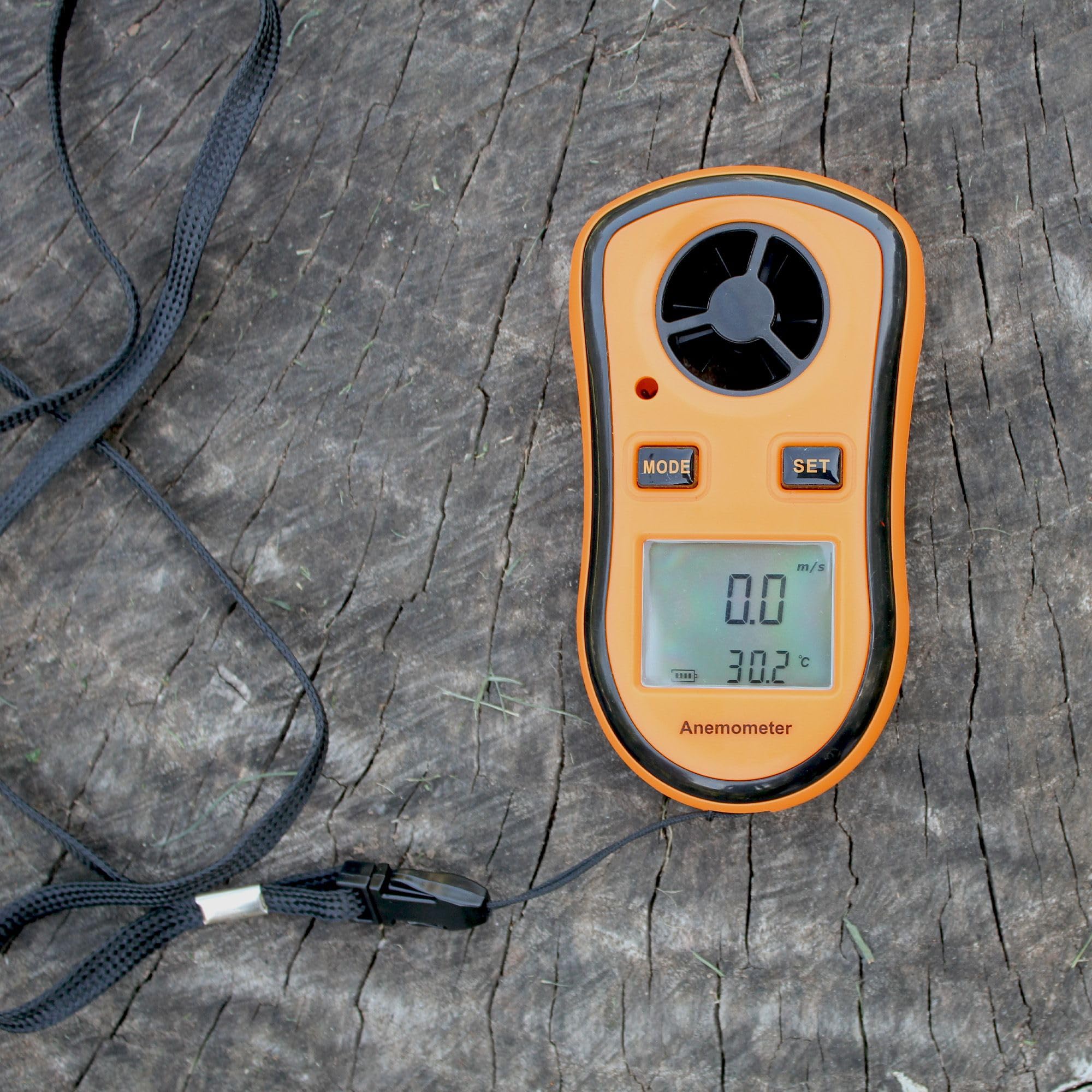 FISHTEC Anémomètre Numérique Portable - Mesure la Vitesse du Vent actuelle/moyenne/maximale + Température - Ecran LCD rétroéclairé - Planche à voile, Pêche, Cerf-volant et Alpinisme - 1 Pile (incluse)