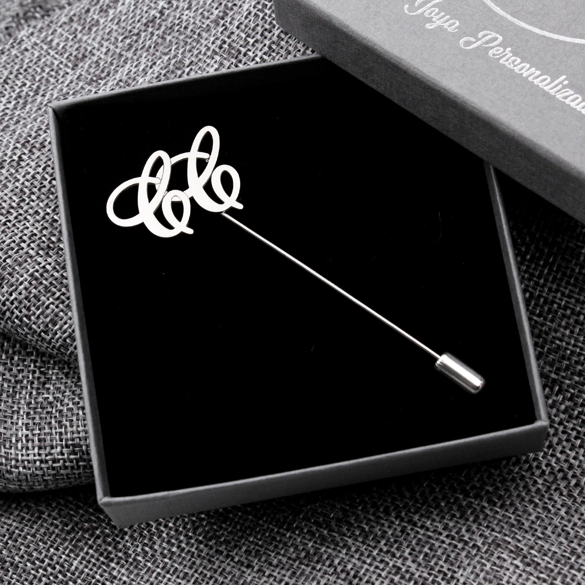 Alfiler de Solapa Personalizado con Iniciales en Plata de Ley 925 – Accesorio Elegante para Traje, Boda y Eventos – Regalo Original para Novio