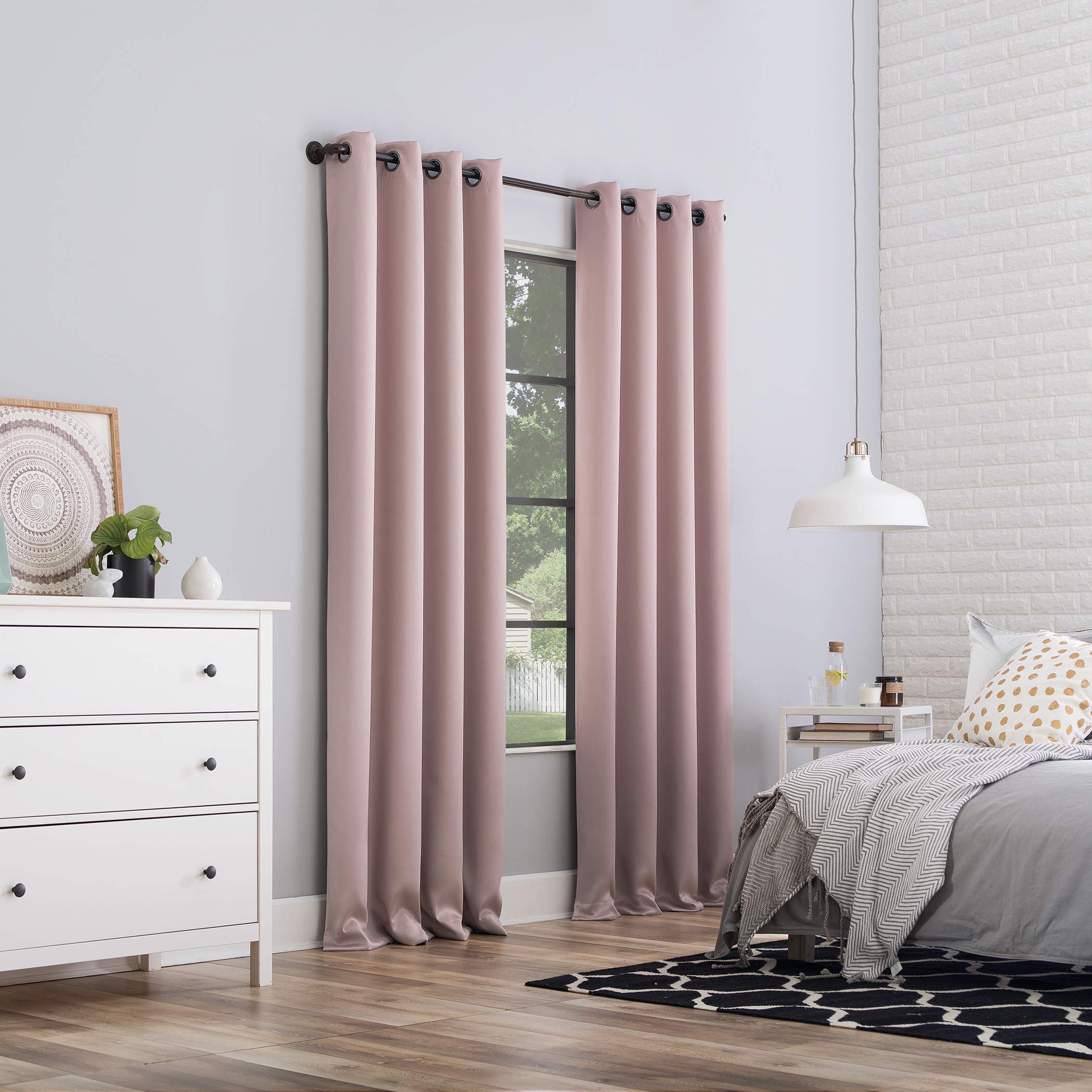 Sun Zero Nordic Lot de 2 Rideaux à œillets 100% occultants de qualité théâtre, 132,1 x 243,8 cm, Blush