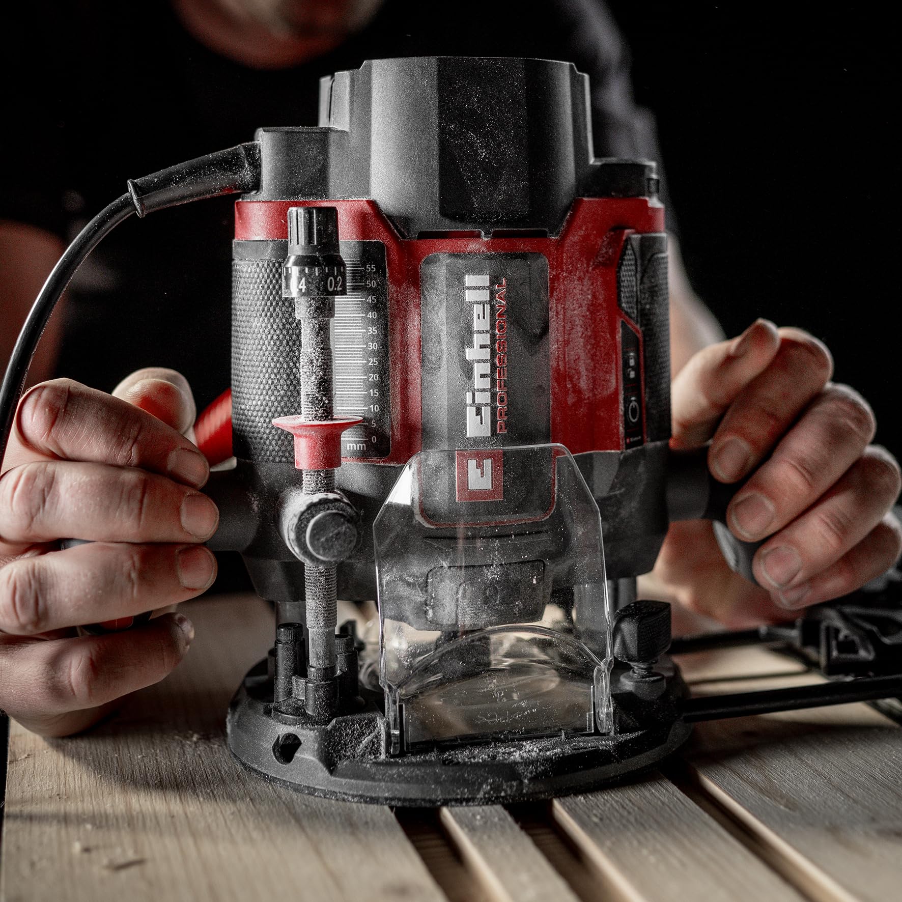 Einhell Professional Oberfräse TP-RO 1400 E (1400 W, Hubhöhe 55 mm, Spannzangen Ø 6 und 8 mm, LED-Licht, inkl. Parallelanschlag, Zirkelspitze, Kopierhülse & Werkzeug)