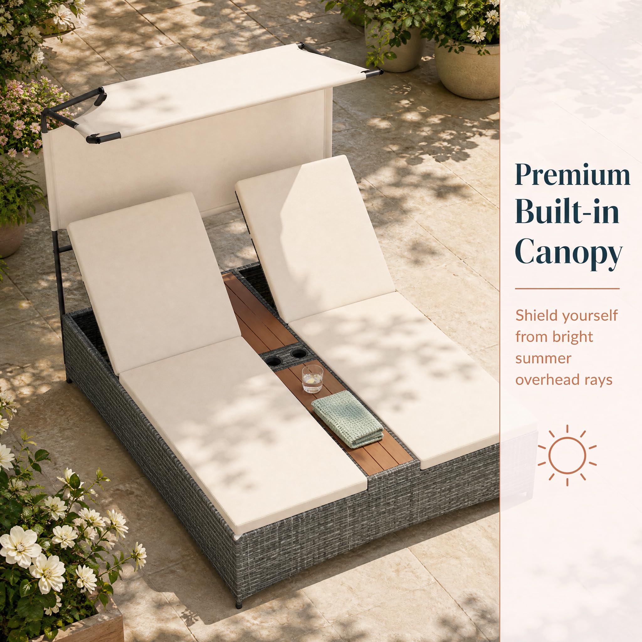 GIANTEX Lettino Prendisole a 2 Posti, Lettino da Giardino in Rattan e Metallo, Schienali Regolabili e Tettuccio Integrato, Moderno Sdraio con Cuscini Morbidi e Tavolino per Piscina e Cortile (Beige)