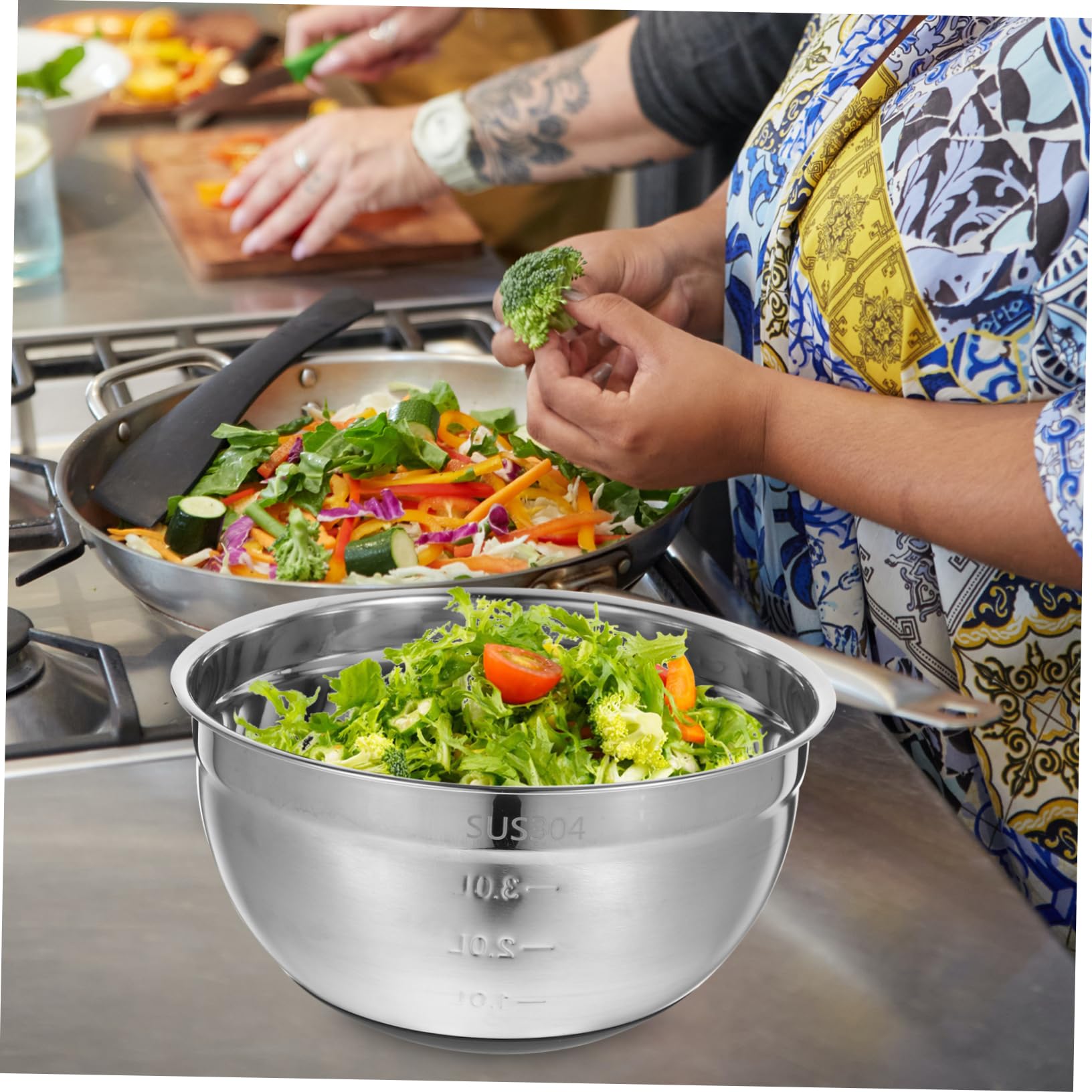 VALICLUD Rührschüssel aus Edelstahl 304 mit Silikonboden und Dicht Schließendem Deckel Rutschfest mit Innenmarkierung Back und Teigrührschüssel für Küche und Restaurant