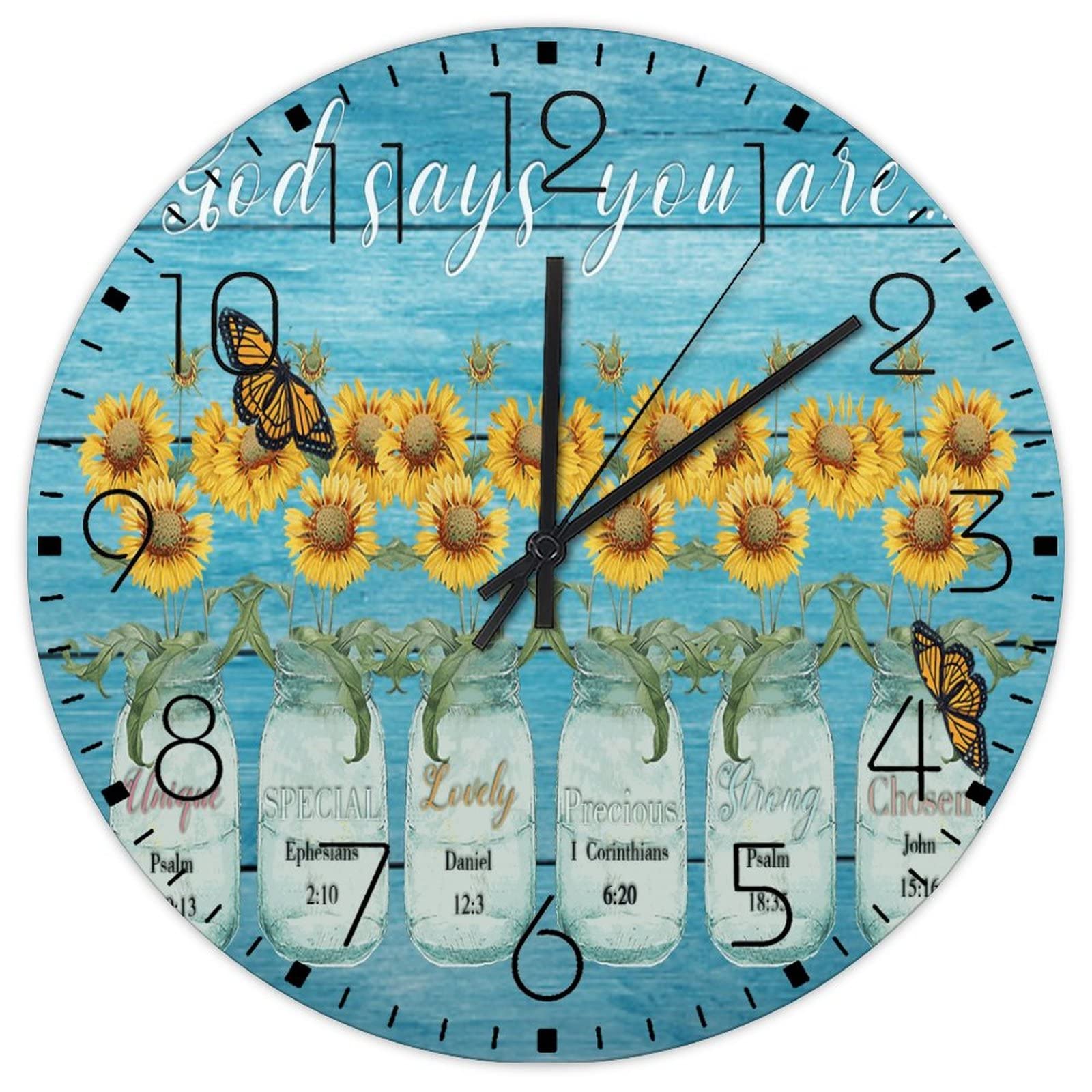 Horloge murale en bois style ferme choisie pour embellir le salon ou la cuisine familiale